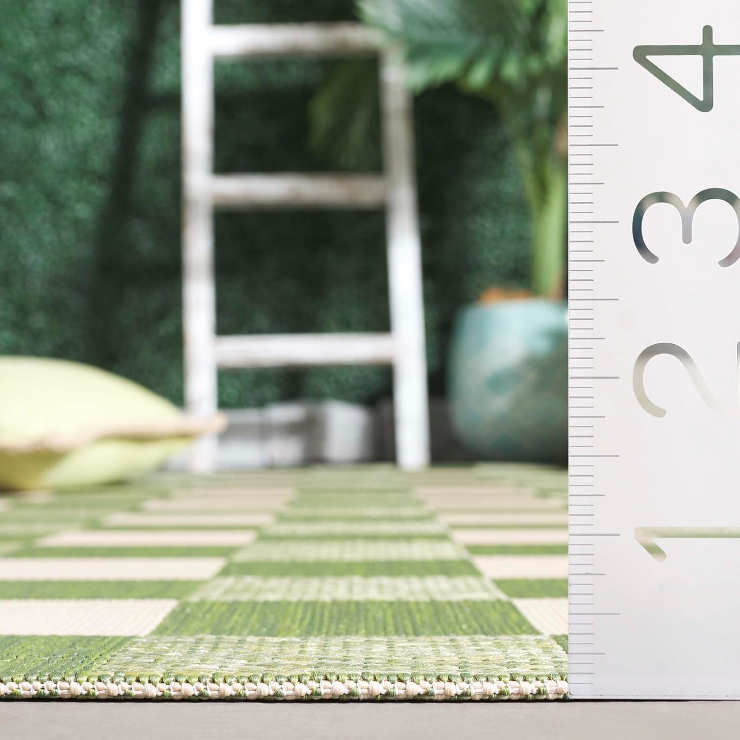 SAFAVIEH Washable Rug Outdoor Courtyard Collection - 2'7" Square, Green & Sage, Checkered Pattern, Non-Shedding & Easy Cleaning, Ideal for Patio, Backyard, Mudroom (CY6442-45321)