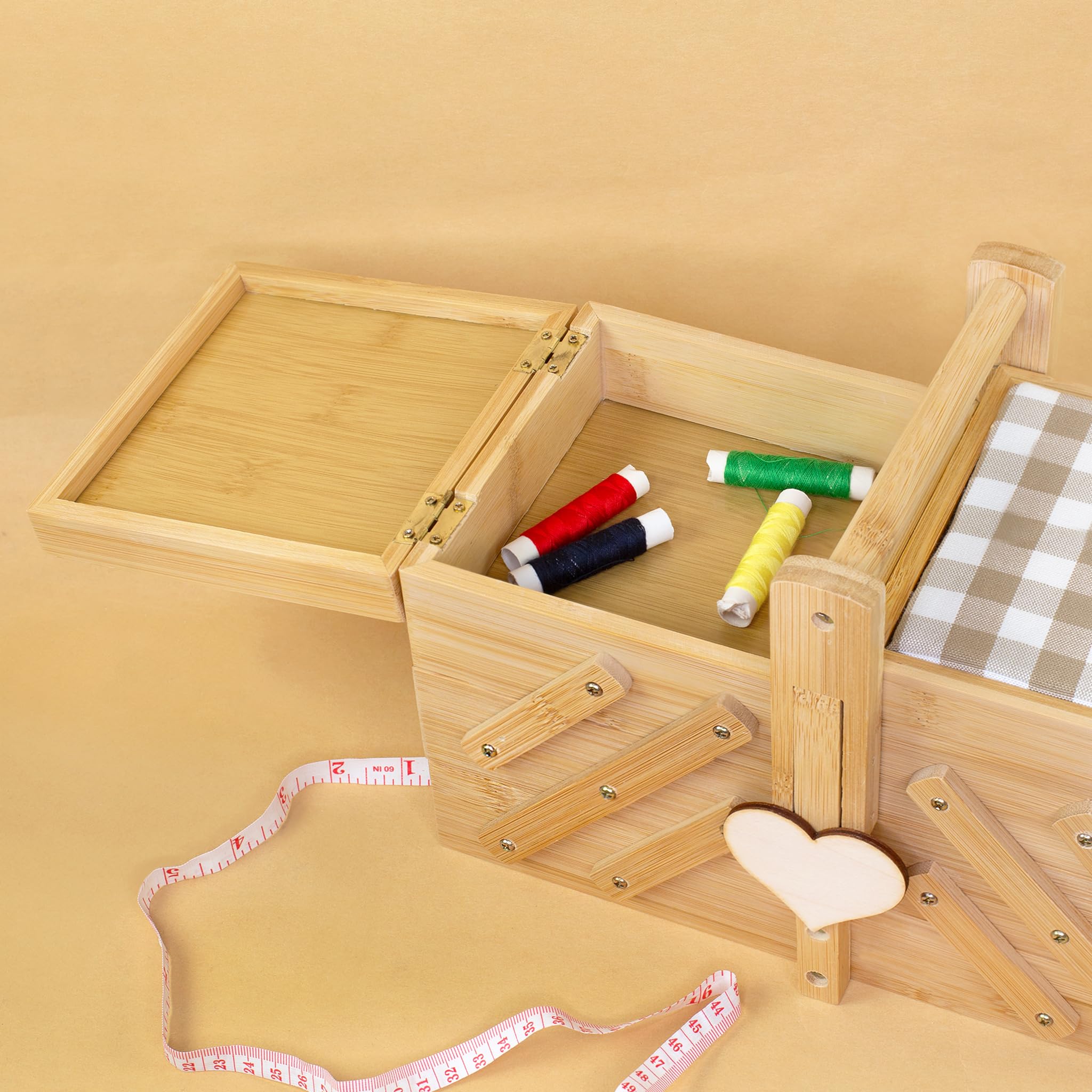 Herz & Heim® Nähkästchen personalisiert mit Gravur – Nähkasten aus Bambus Holz mit Nadelkissen & 5 Fächern – Frauen Geschenk für Oma, Mama, Freundin – Motivauswahl (Herzchen)