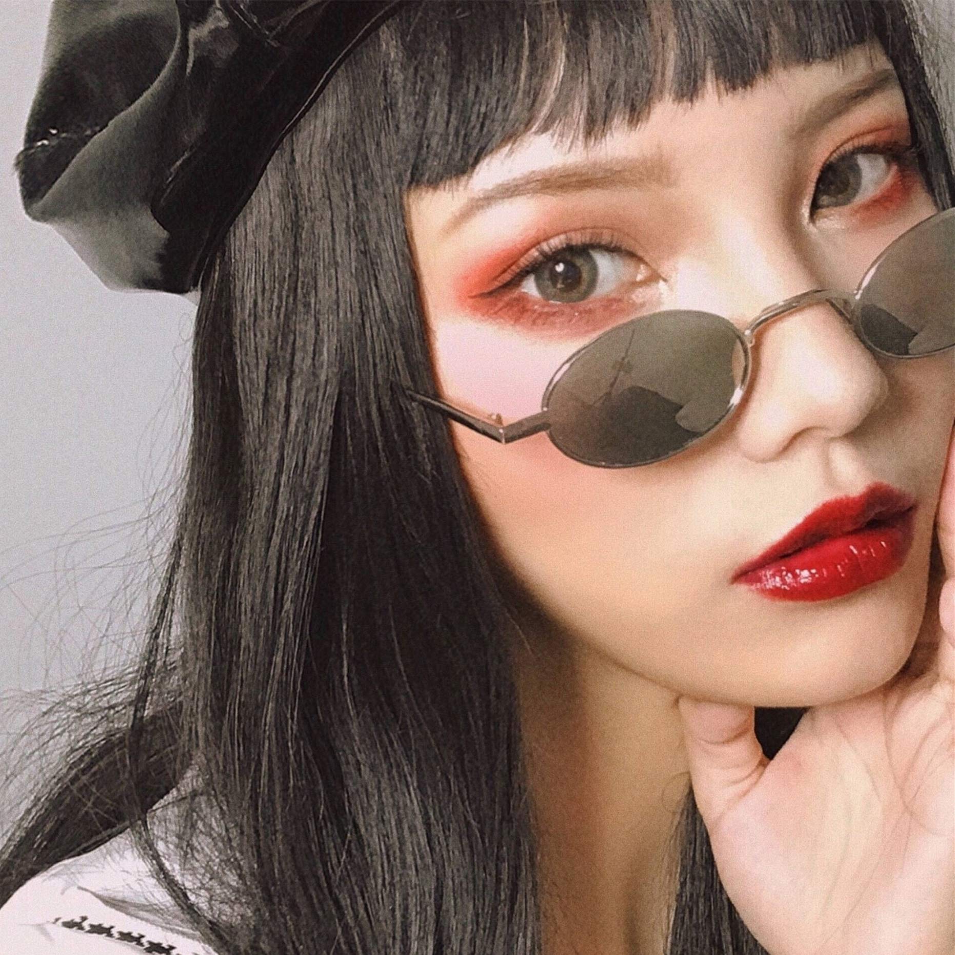 Gafas de sol gris-negras con marco dorado, ojos redondos de gato, gafas de sol de cara pequeña, modelos universales para hombre y mujer