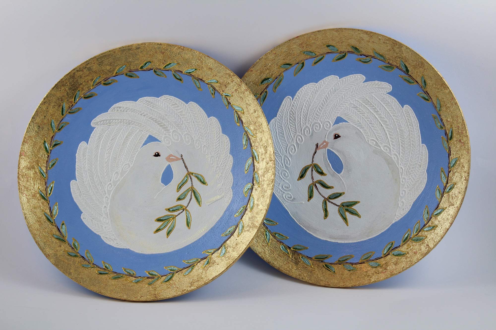 Generisch Wandteller Set Weiße Tauben mit Zweig in Kranz, 2 Deko Teller mit Friedenstaube Blattmetall Vergoldet, Wand oder Tisch Dekoration Blau Gold, Doves4Peace Glücksbringer Design-Serie