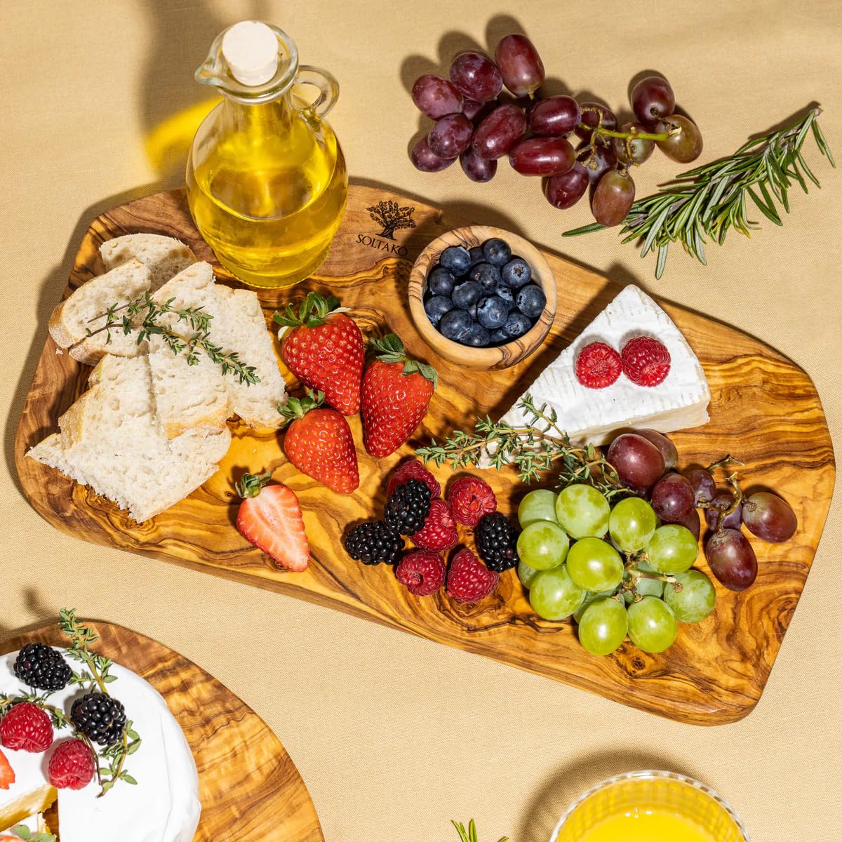 SOLTAKO "The Catania Rustic Board" Brett aus Olivenholz (40-43 cm) Olivenholzbrett Schneidebrett, Holzbrett, Frühstücksbrett, Steakbrett, Naturschnitt (40 x 17 x 2 cm)