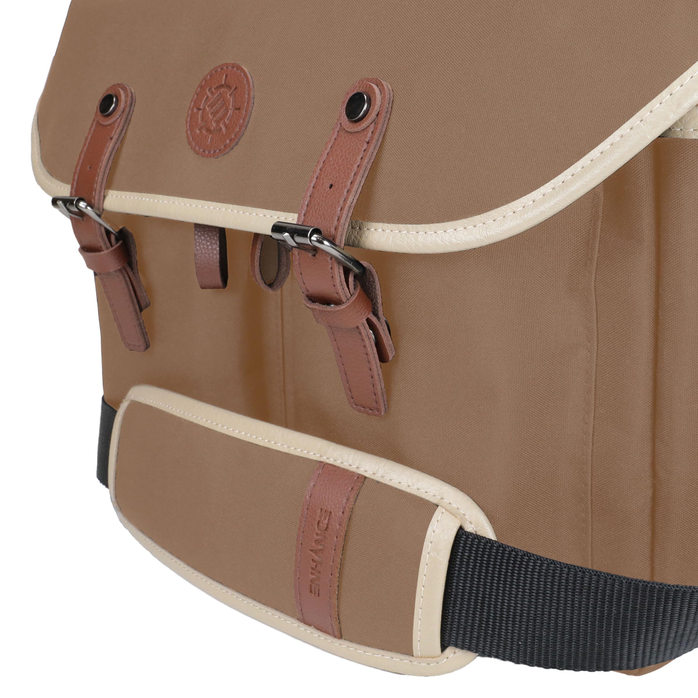 ENHANCE Sac DND Édition Designer - Sac Messager Élégant pour Joueur de RPG Donjons et Dragons, Compatible avec Manuel, Classeurs, dés et Accessoires, avec Housse et Poches pour Tablette (Tanné)