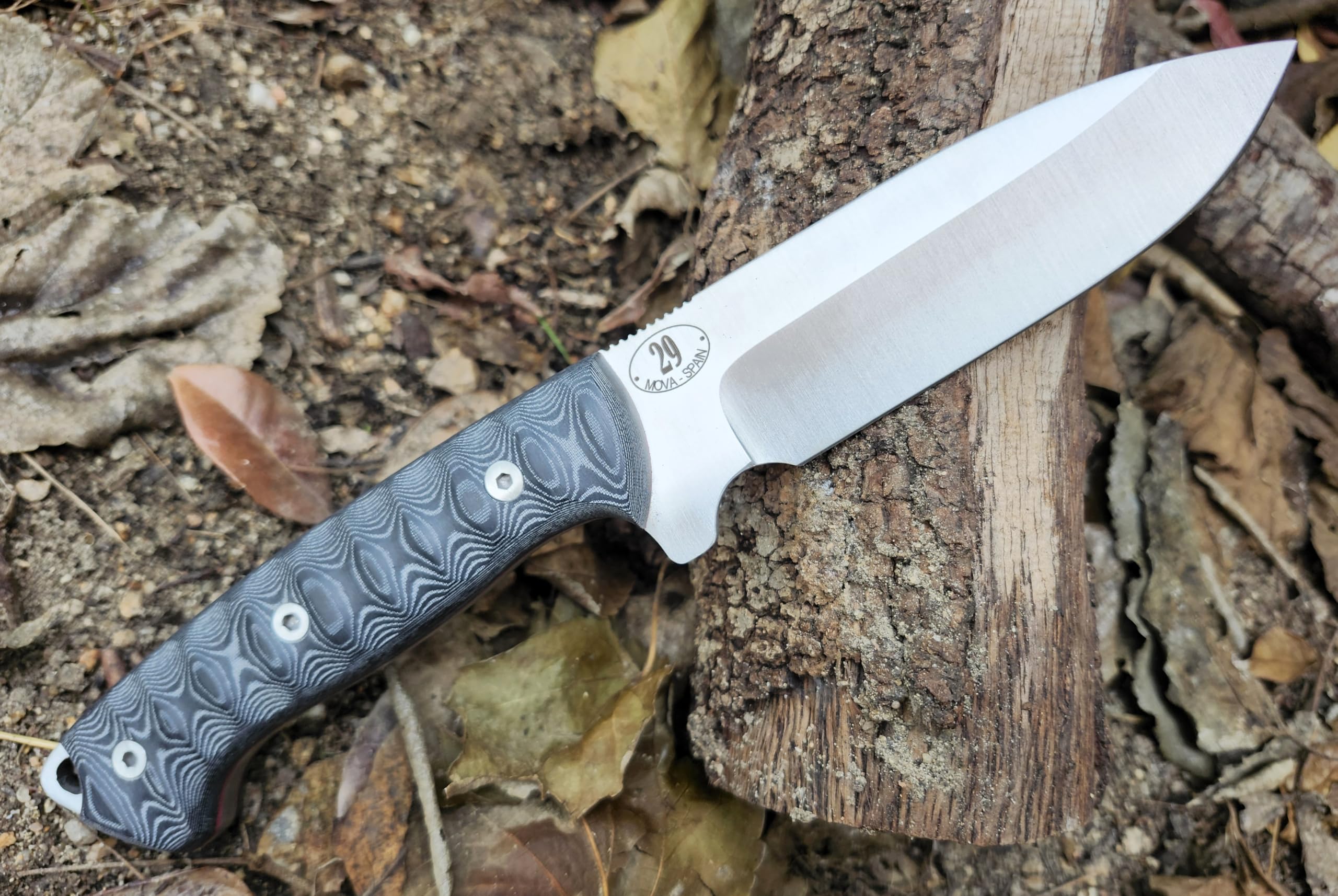 JEO-TEC Nº29 Cuchillo de hoja fija para supervivencia caza monte bushcraft camping outdoor campo - Hoja de 12,5 cm Acero MOVA, Funda de Piel - Fabricado en España