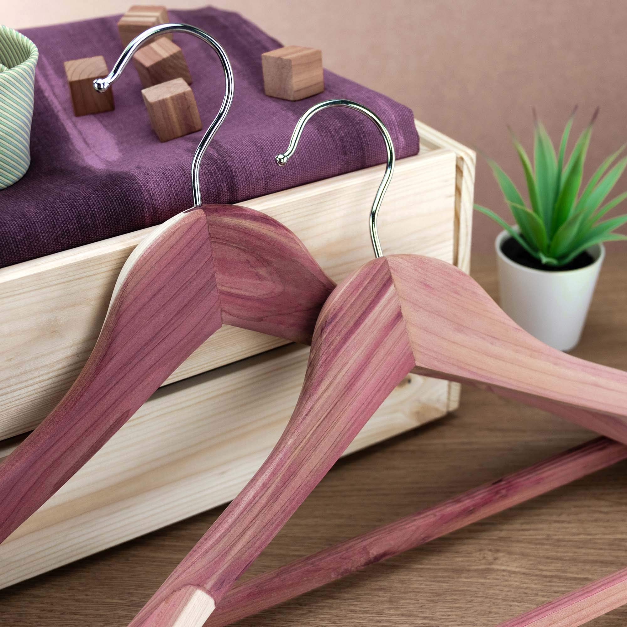Hangerworld 5 Perchas Traje 45cm Madera de Cedro Antipolilla Hombreras Anchas Barra Antideslizante