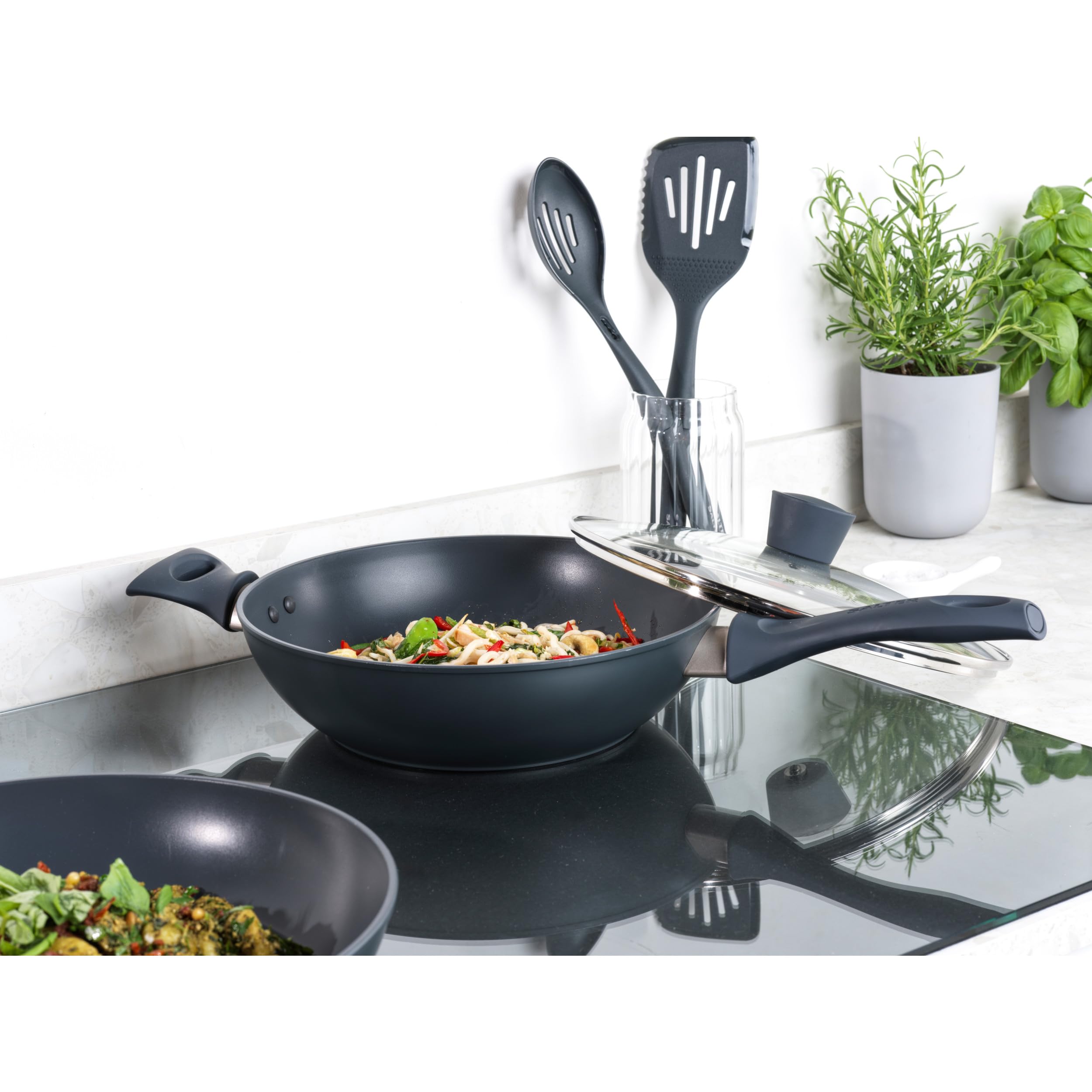 Salter BW12267EU7 Wok antiadherente de 28 cm - Sartén para freír, apto para inducción, incluye tapa y rejillas de ventilación de vidrio templado, poco/sin aceite, sin PFOA, azul gris