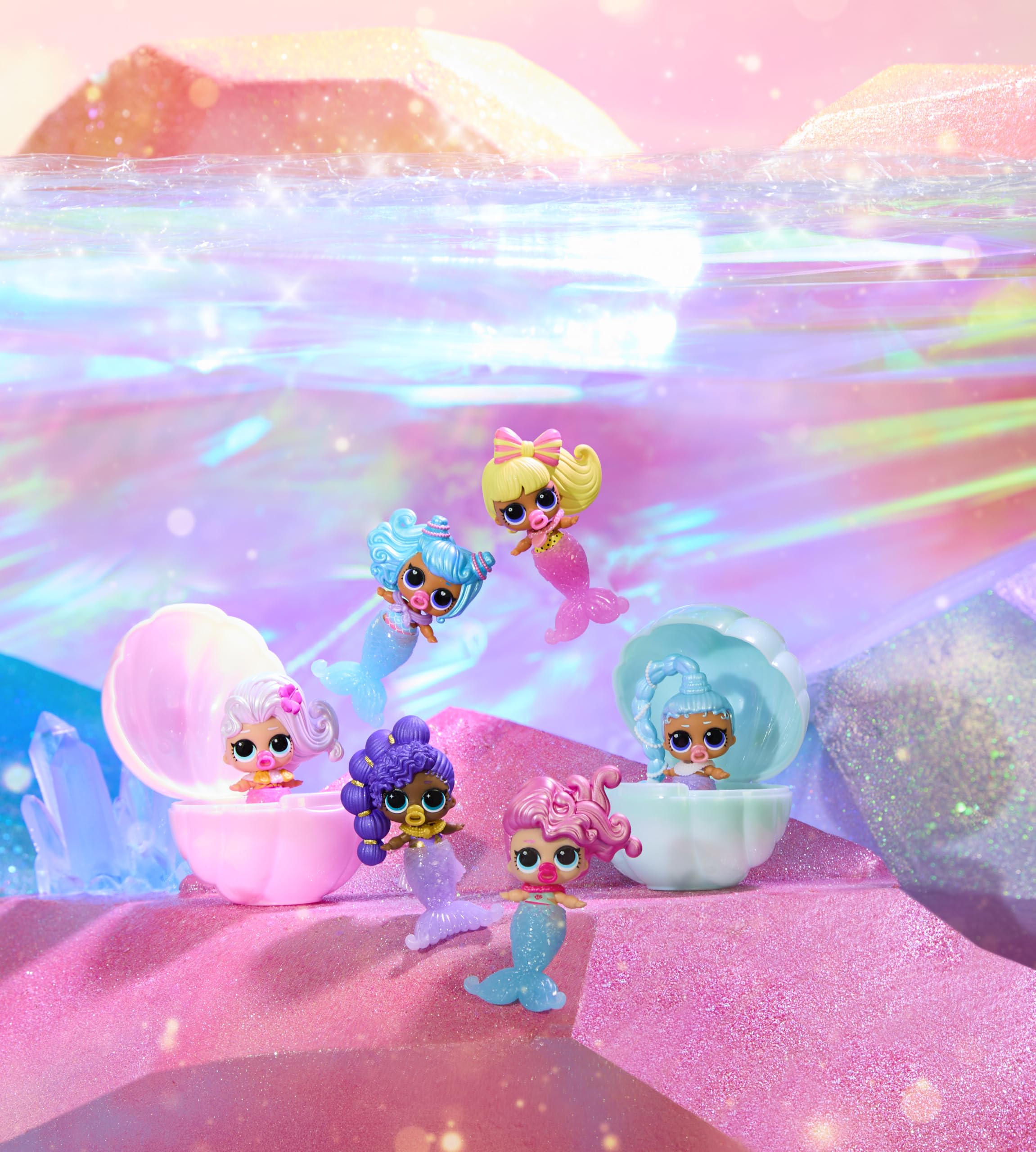L.O.L. Surprise! Mermaids Makeover Magic Baby Sisters - Coda di sirena che cambia colore con sfera da esposizione a forma di conchiglia, 6 bambole da collezionare - Età 4+