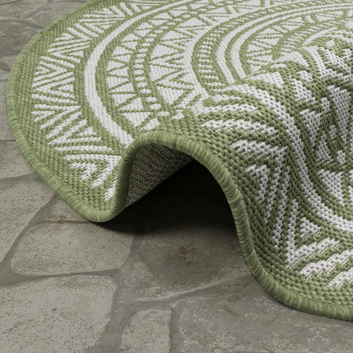 the carpet Mistra - robuster Outdoor Teppich, modern, Wetterfest & UV-beständig, für Balkon, Terrasse und Wintergarten Aber auch für die Küche geeignet, flachgewebt, Mandala, Grün, 160 x 160 cm Rund