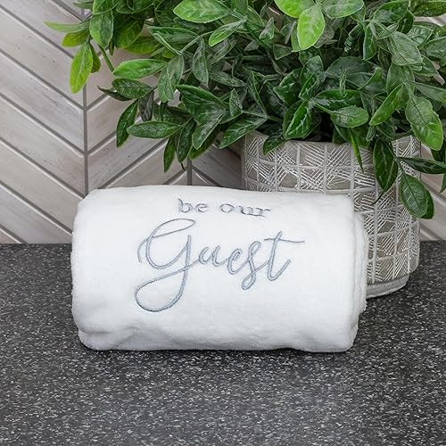Miniatura 2 de AuldHome Design Toallas de invitados (juego de 2, blancas) toallas de mano con monograma Be Our Guest color blanco con escritura gris