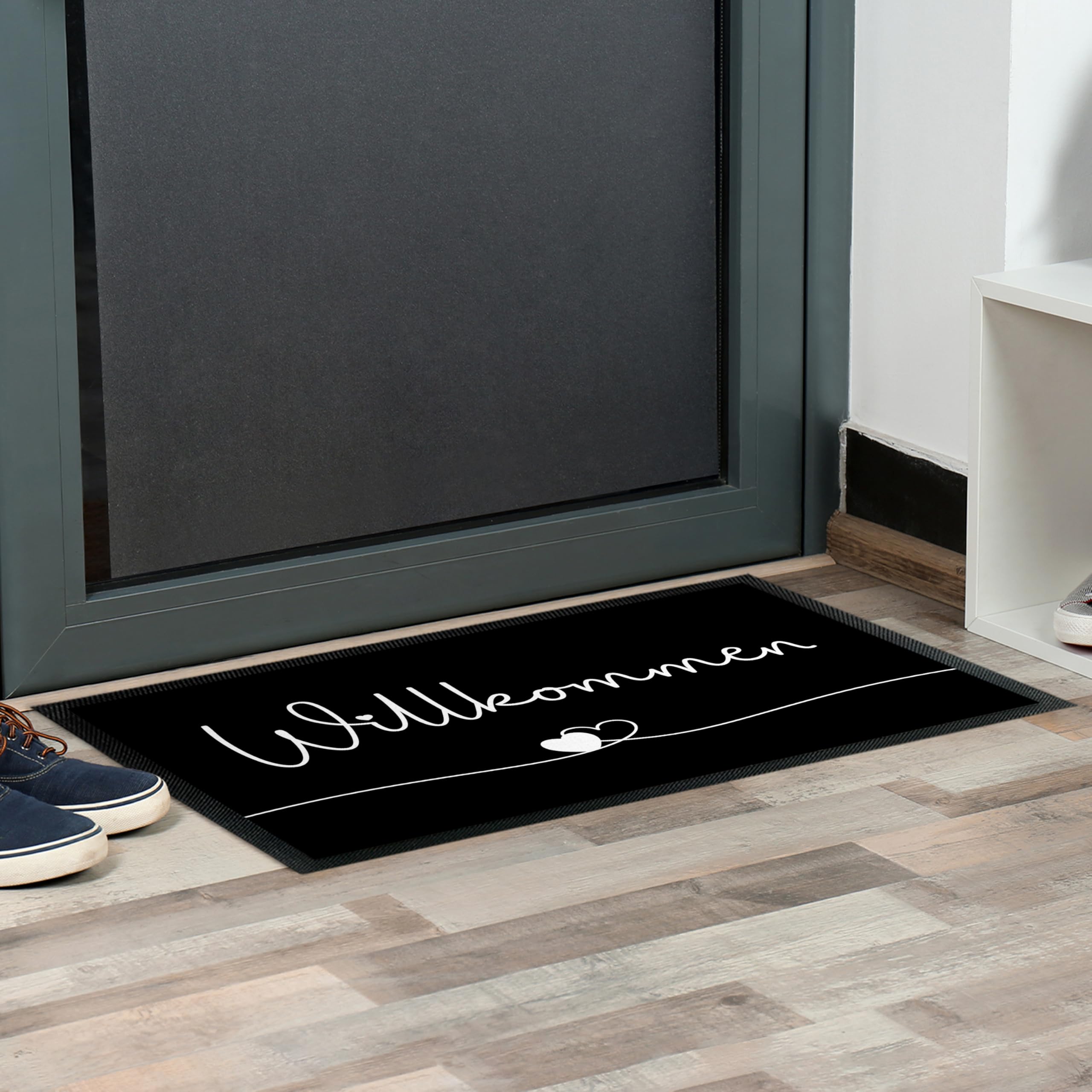 True Statements Fußmatte „Willkommen“ - Herzlinie - lustige Deko-Türmatte als Geschenk zum Einzug für innen und außen – Eingangsteppich mit verschiedenen Designs - dünn, rutschfest, 90 x 60 cm