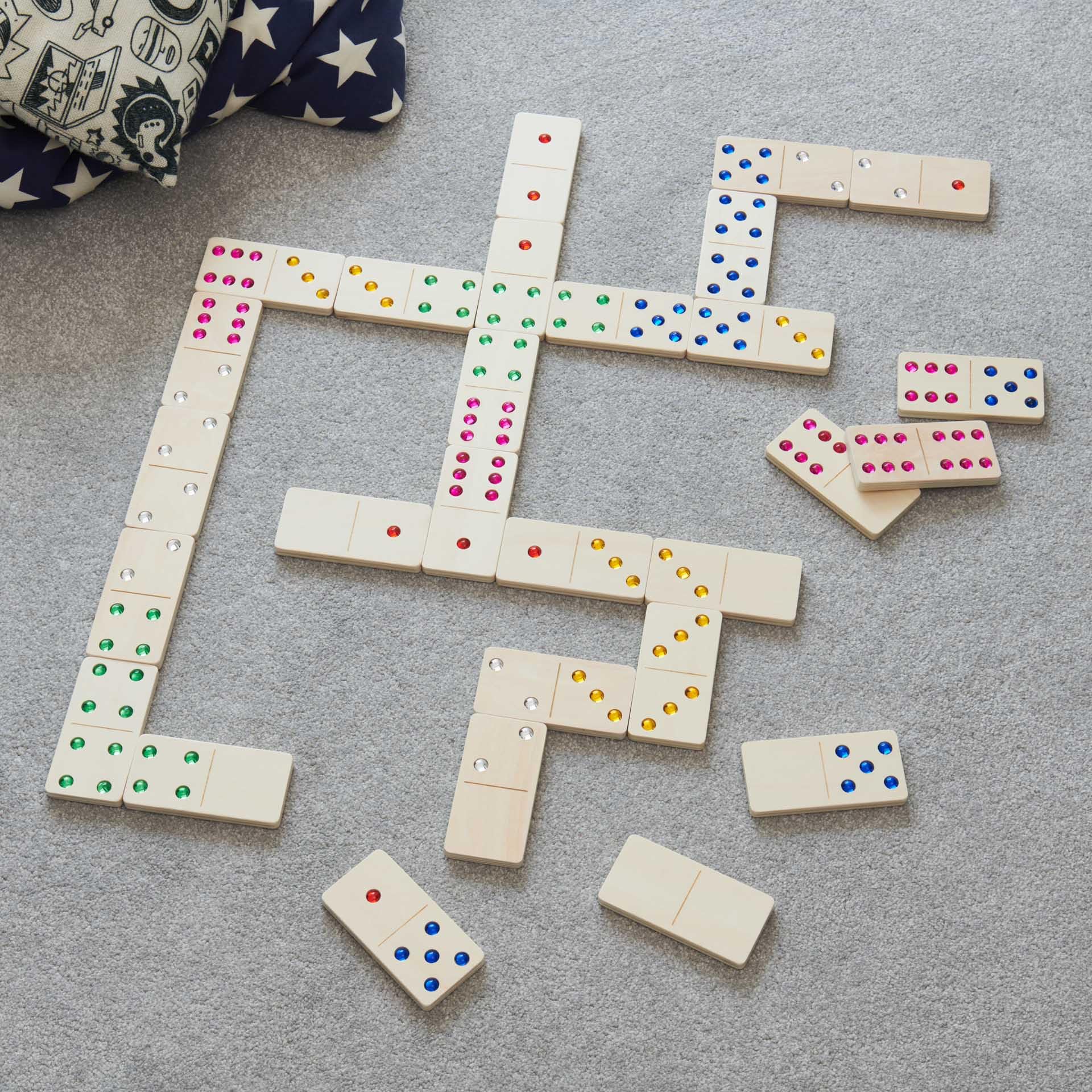 tickit Dominó con gemas de madera de gran tamaño – Juguete educativo de matemáticas certificado FSC® – Juego de dominó sensorial grande para jugar en interiores y exteriores