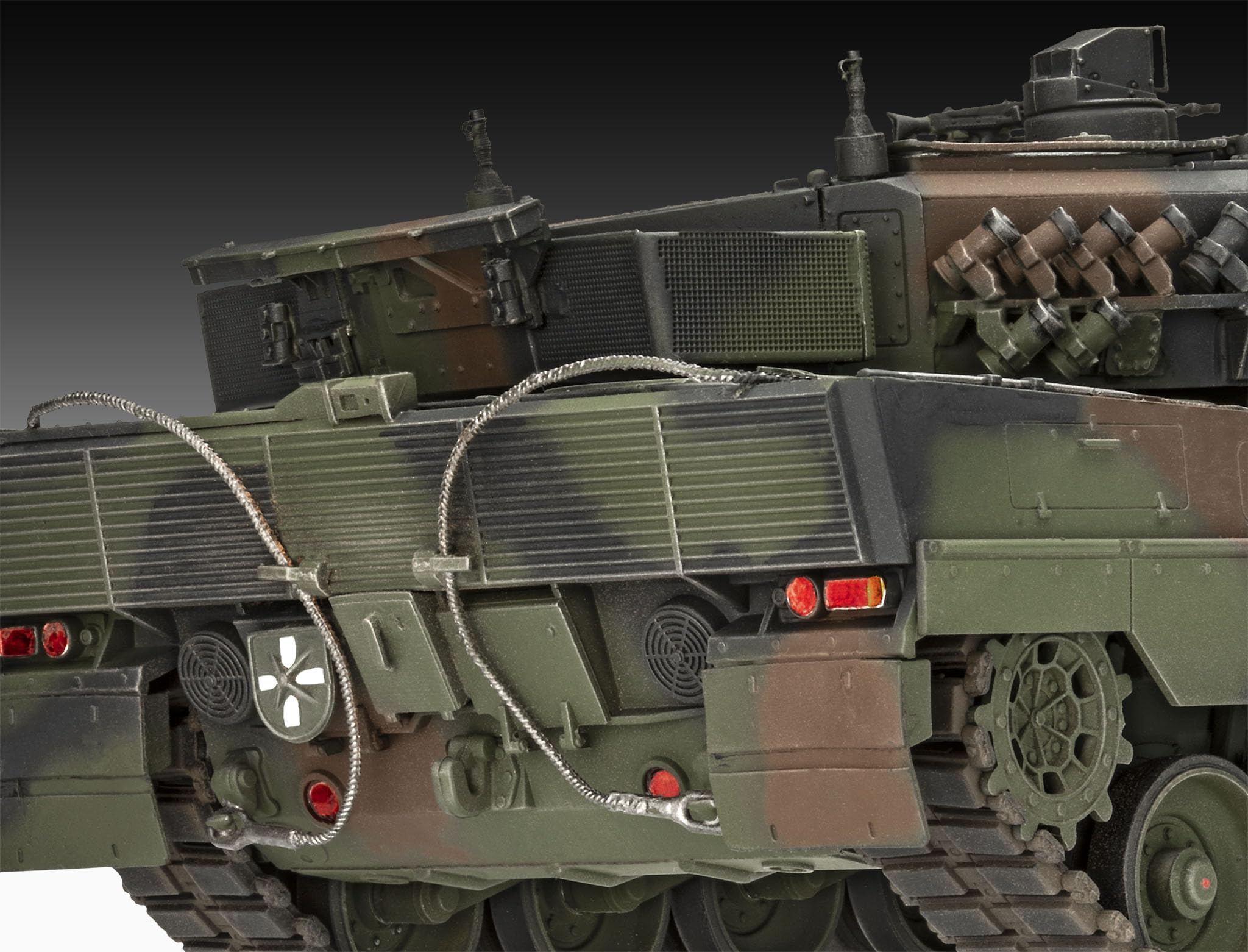 Revell Zestaw upominkowy 05631 Leopard 2 A6A2 ekskluzywna edycja 70 lat Bundeswehry w skali 1:35 niezbudowane plastikowe modele z akcesoriami