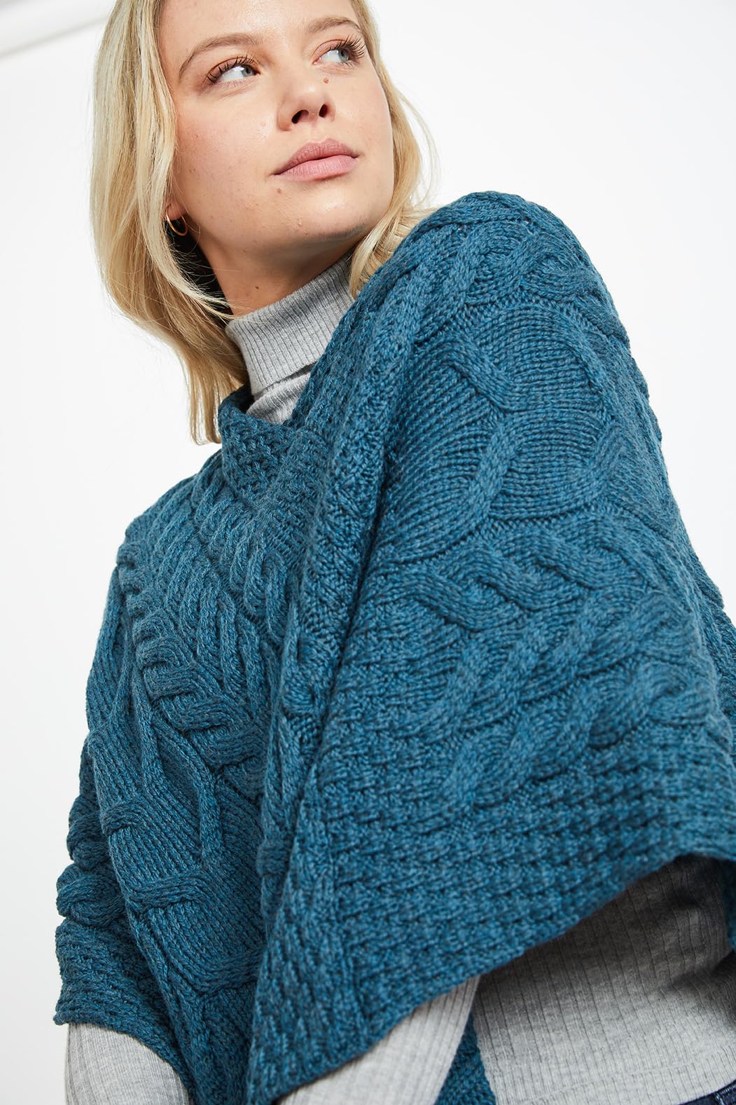 Aran Woollen Mills Poncho en Tricot Irlandais pour Femme Cardigan Triangulaire en Laine Mérinos Supersoft Fabriqué en Irlande