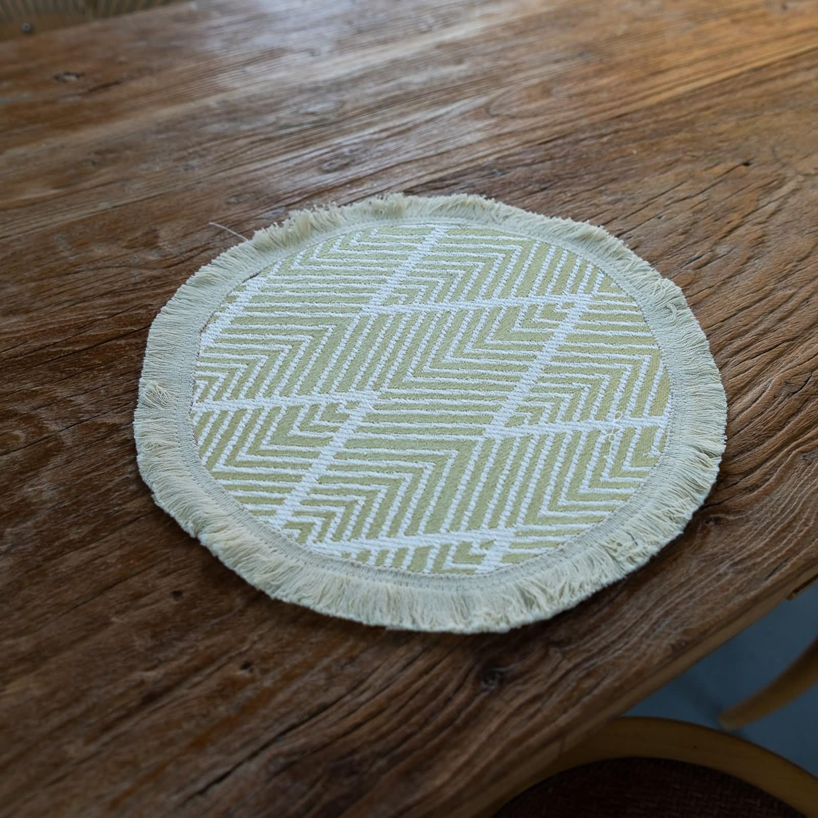 Set di 6 tovagliette XXL, 30 cm, set da tavola vintage cena, motivo a righe ondulate con pompon in poliestere, cotone, giallo, beige
