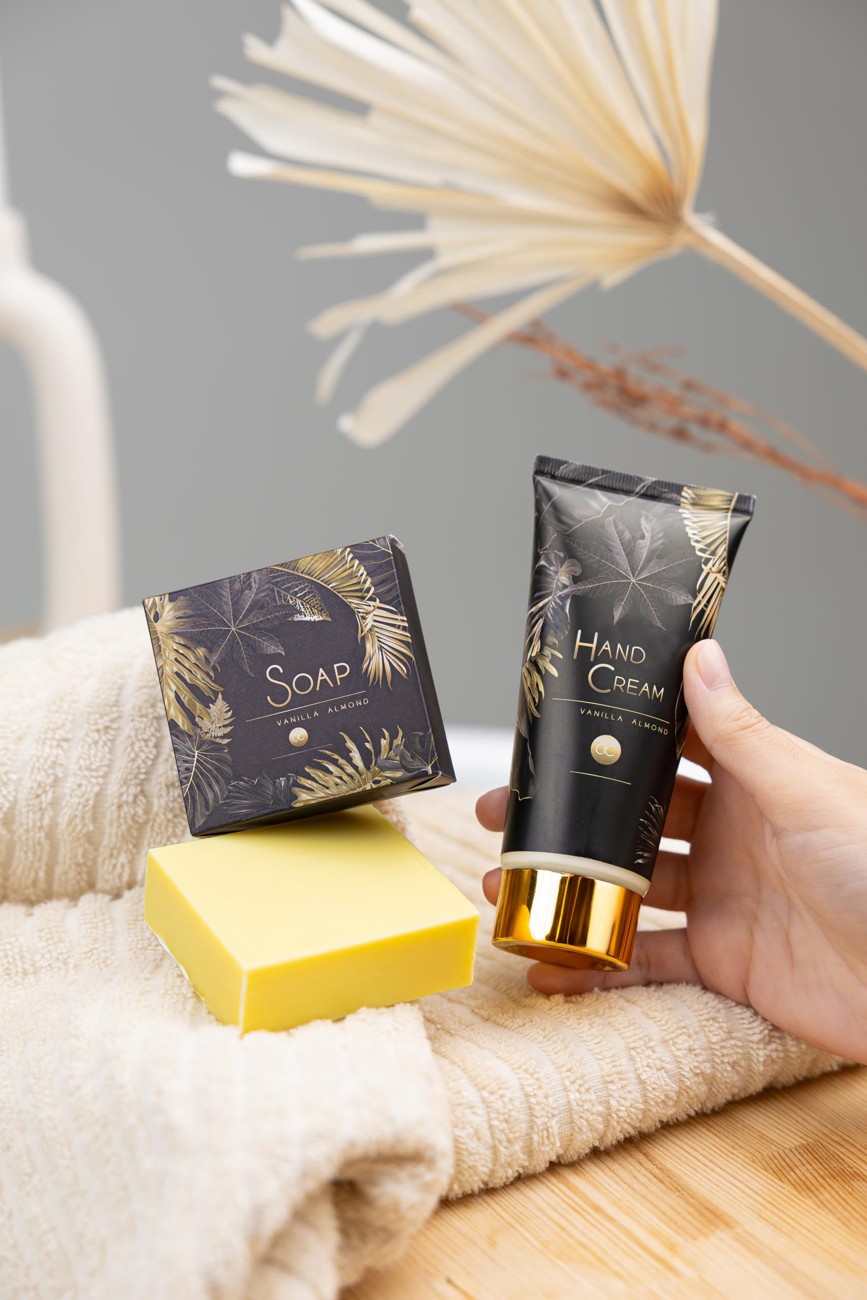 Accentra - Coffret cadeau luxe pour femme 5 pièces – Kit de bain cadeau avec bougie parfumée, savon, crème pour les mains, beurre corporel et bombe de bain – Kit bien-être pour femmes et filles pour