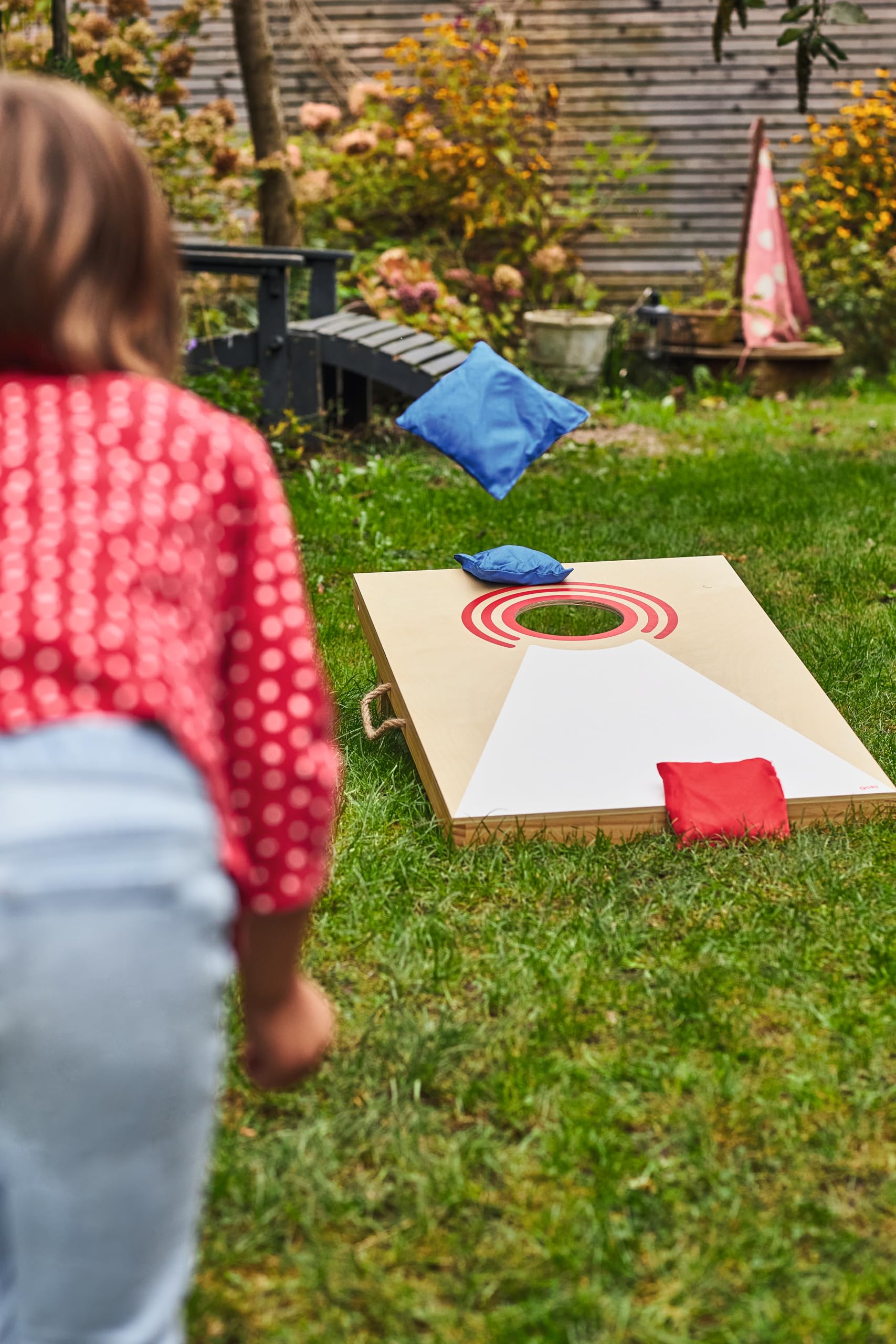 goki 56329 - Cornhole-Spiel Wurfspiel aus Holz und Baumwolle, mobiles Familienspiel mit 8 Wurfsäcken in 2 Farben, einklappbaren Füßen und Transportbeutel, Indoor und Outdoor, 10er Set, ab 5 Jahre