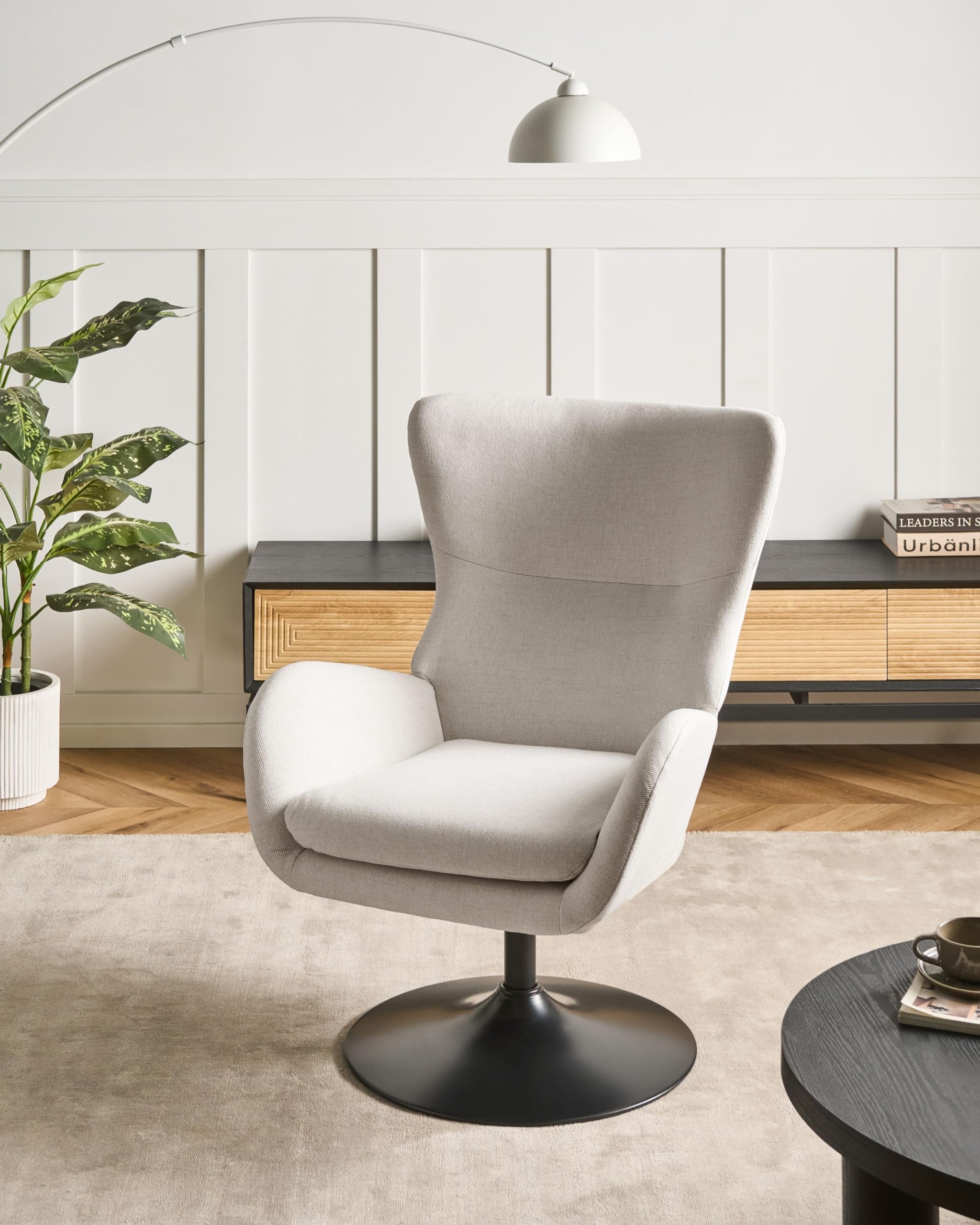 Beliani Sillón Giratorio tapizado de Tela Patas macizas de Hierro Negro Base giratoria de 360° cojín del Asiento Blanco Crema Vigge