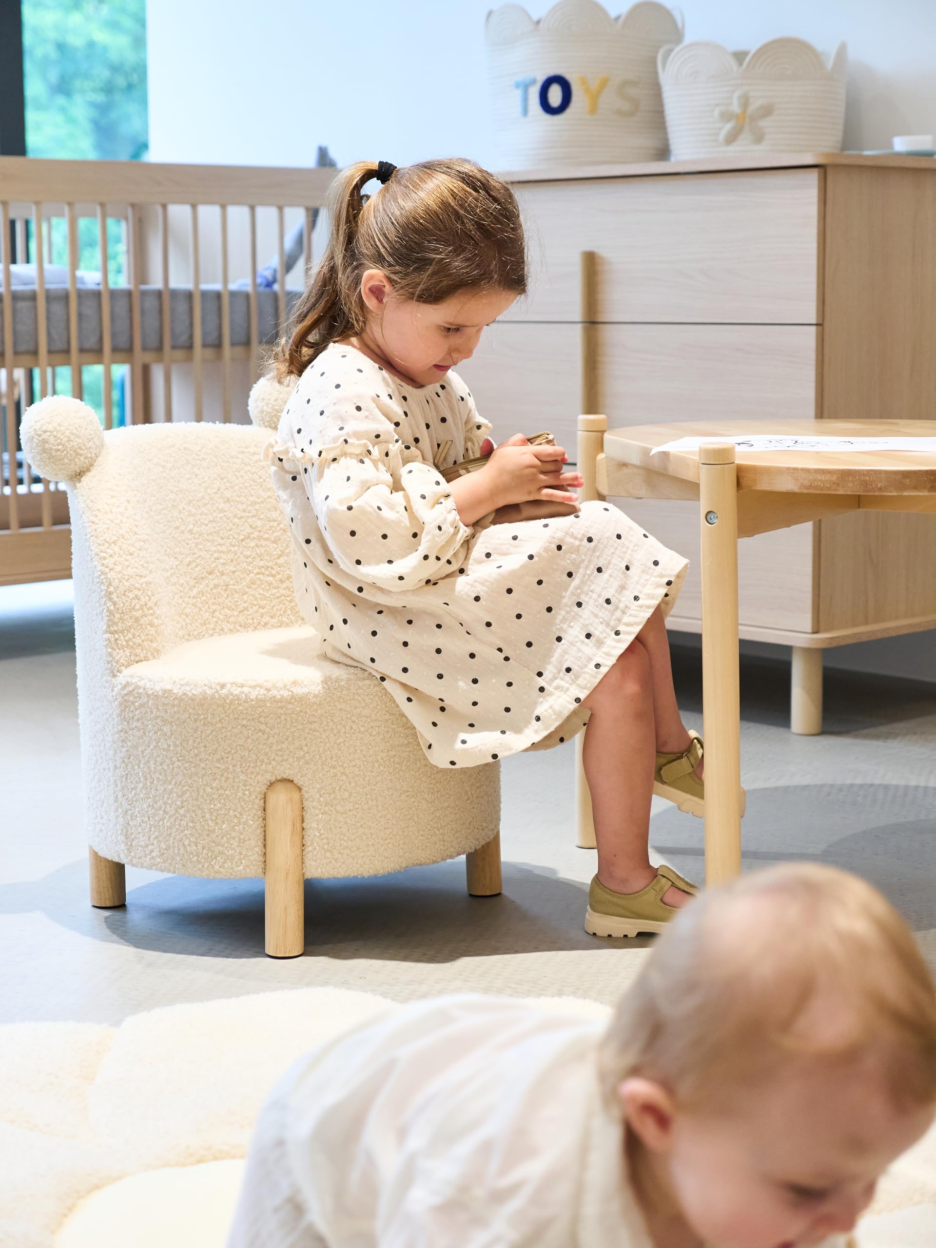 CHILDHOME, Cuna 2 en 1, 0-6 Meses, Madera de Abedul y Material de Peluche, Mesa Infantil, Mesa de Actividades de 6meses a 6años, Colchón Incluido, Segura, Peluche Crudo