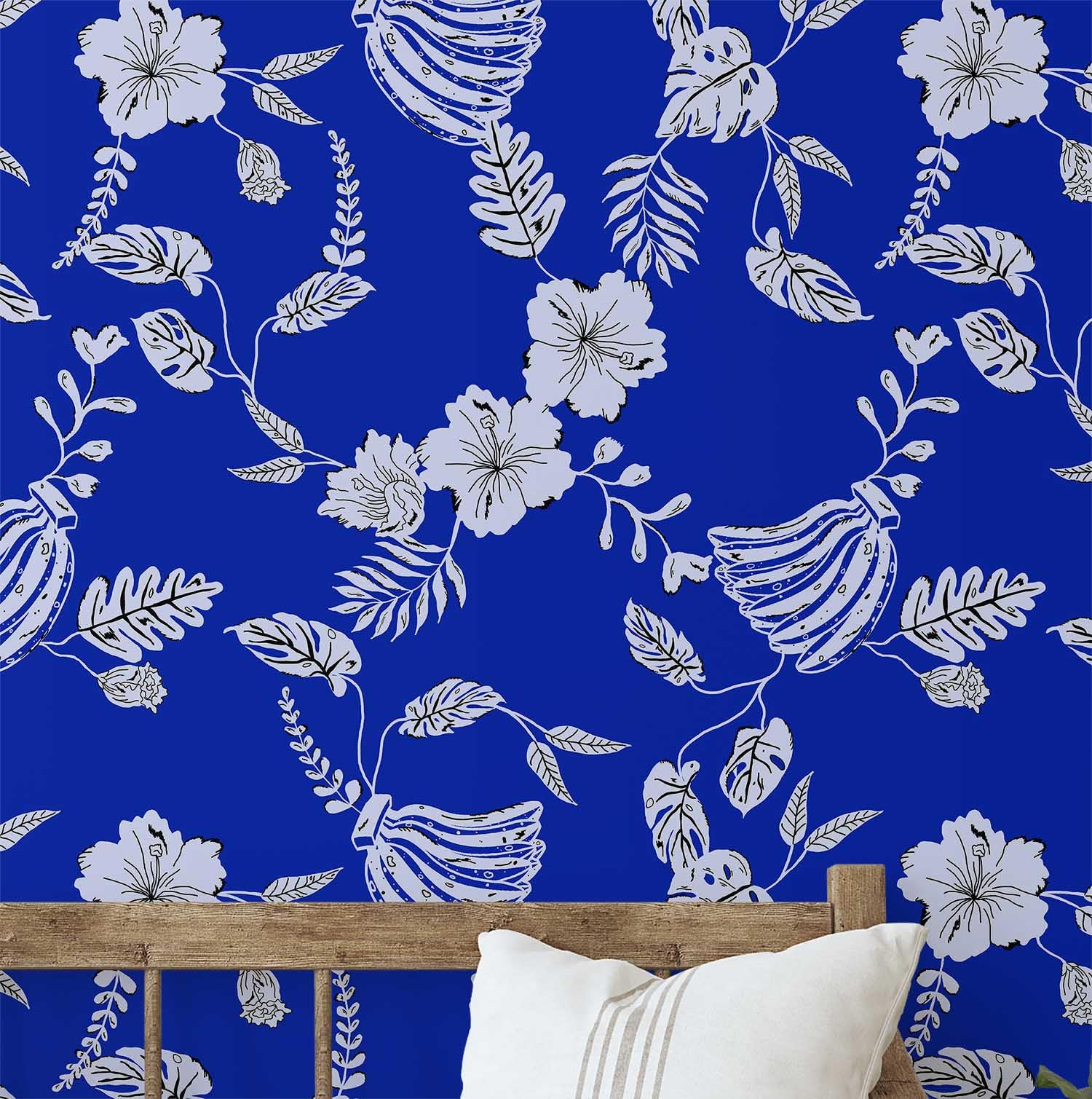Papier peint bleu Midnight Hibiscus pour créer une ambiance feutrée dans le salon