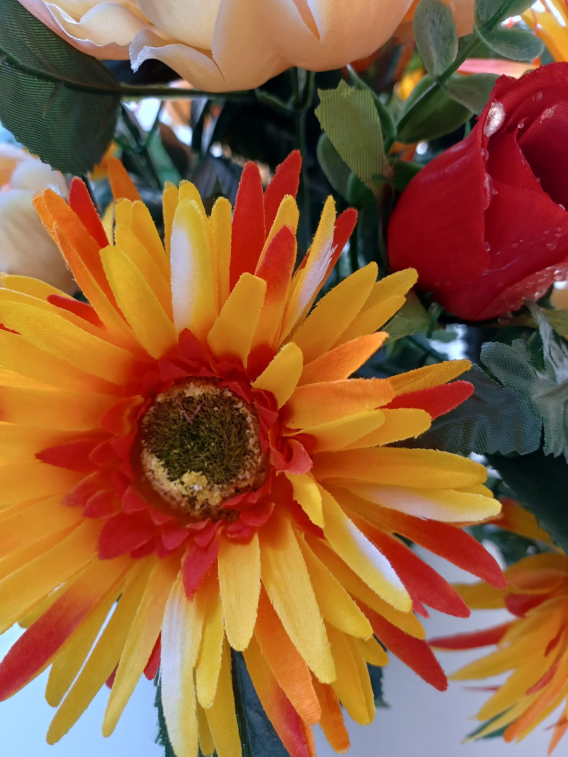 Composition de Fleurs Artificielles, Lesté Ciment pour Une Très Bonne Tenue a l' extérieur. Réalisé par Nos Soins, Fleurs de Qualité.