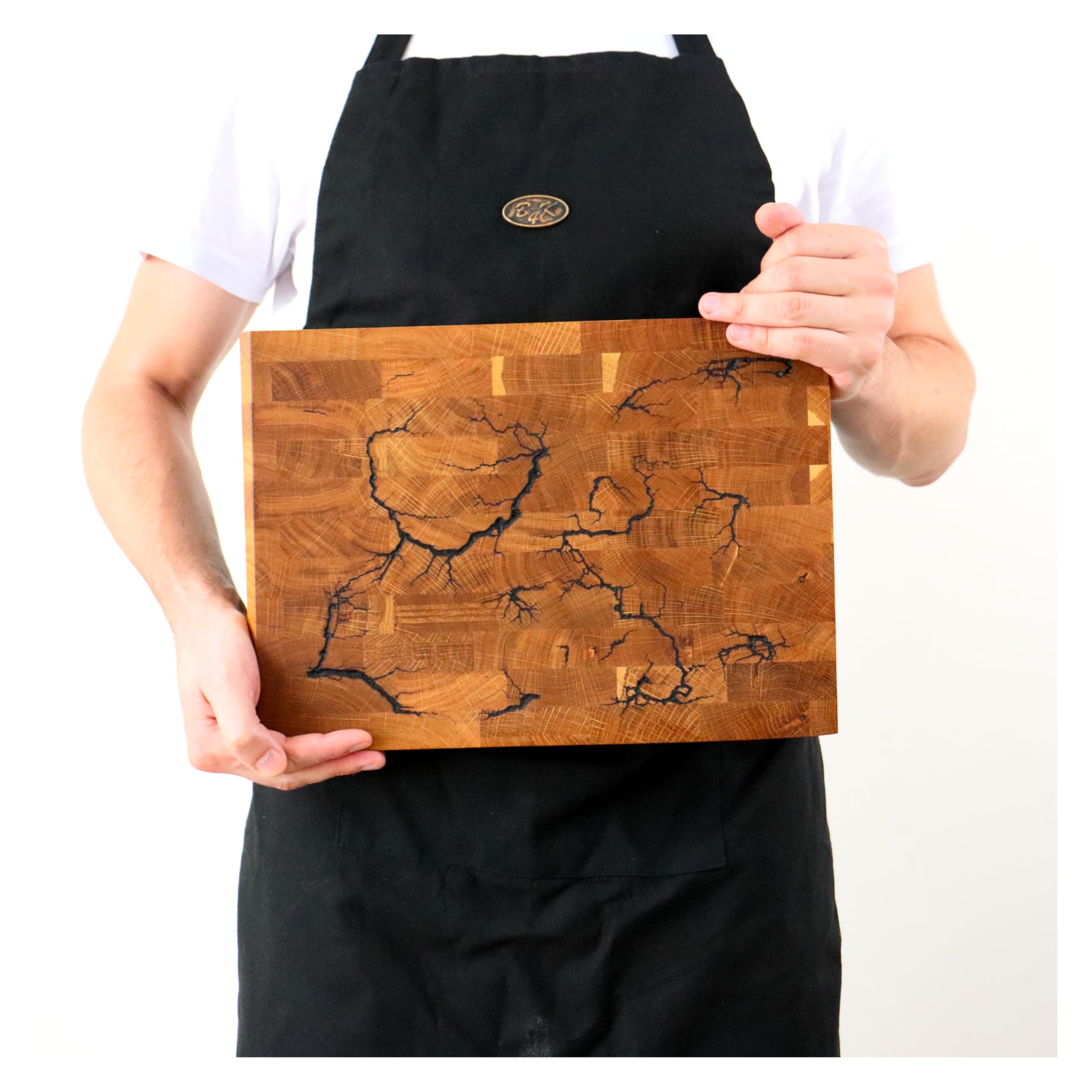 B4K® Hackblock mit Ständer aus Eiche 35x25x4 cm | Lichtenberg-Blitze Design | Premium Hirnholzbrett mit Griffen | Handgefertigtes Schneidebrett | Antibakteriell & Messerschonend