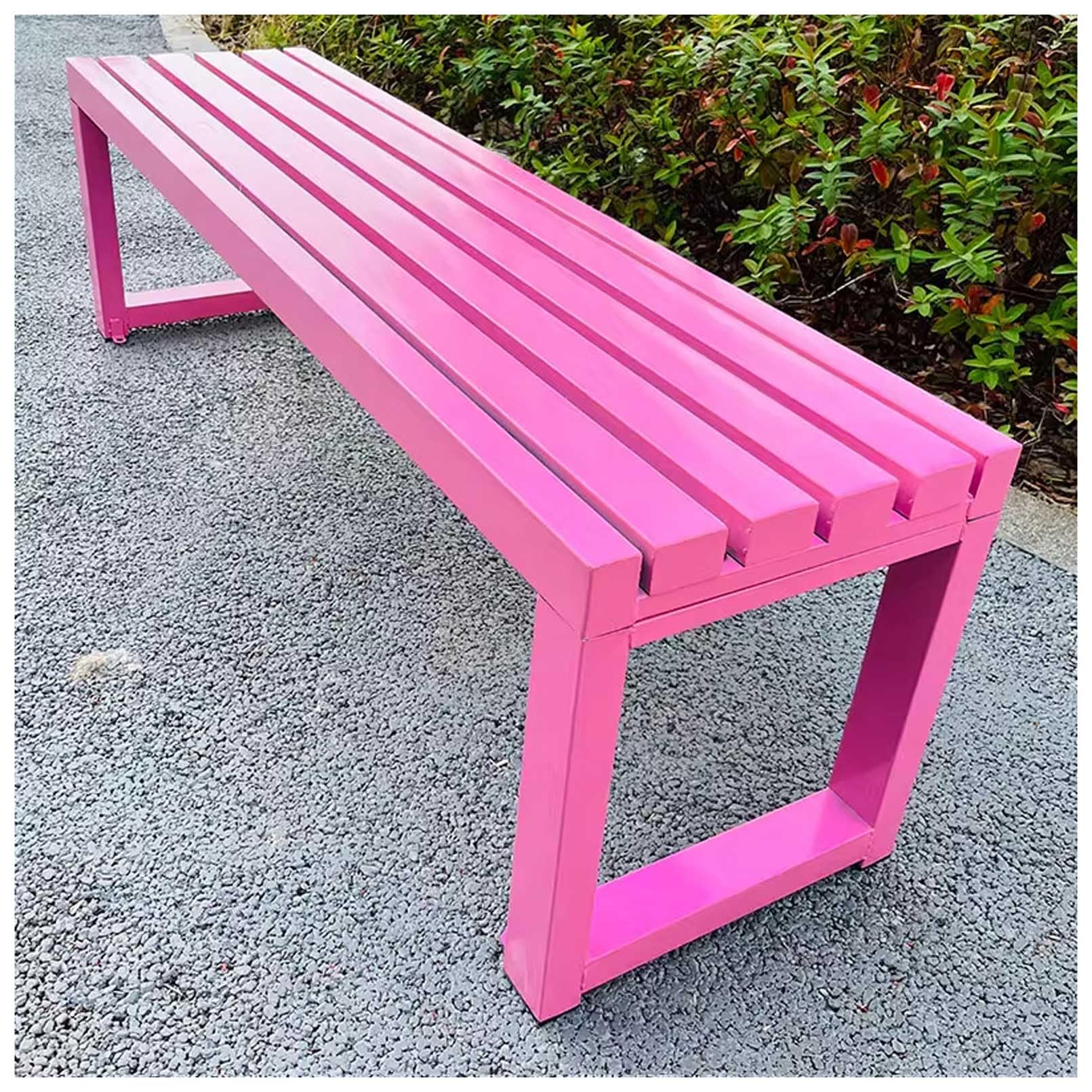 Banc de jardin en métal noir et rose pour créer un coin détente sur le porche