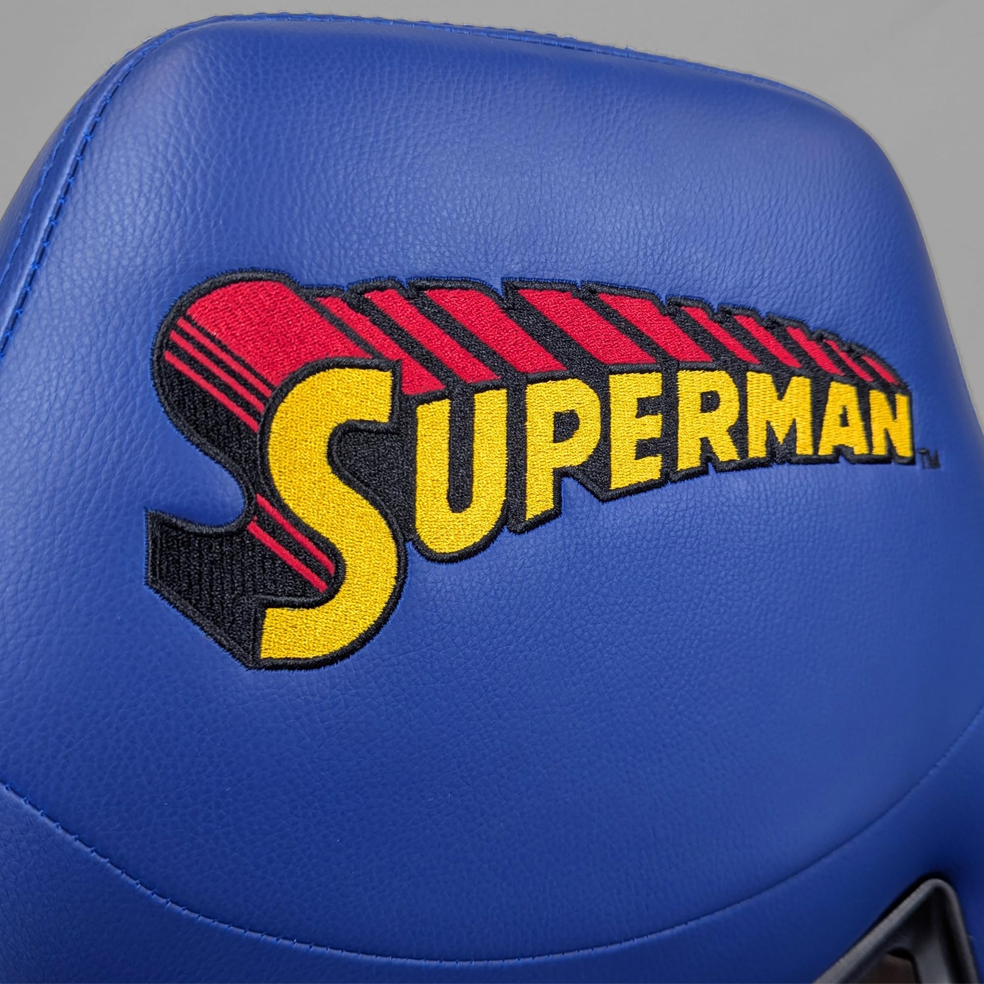 SUBSONIC - Sedia da gaming, sedia da ufficio Superman, sedia da gaming per bambini, comoda seduta a dondolo, poggiatesta e braccioli integrati, schienale ergonomico, altezza regolabile - Blu e rosso