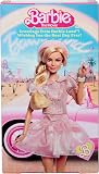 Barbie Le Film Poupée à Collectionner inspirée du Film avec Margot Robbie, avec Une Tenue composée d’Un Chemisier et d’Un Tutu Roses, Une Coiffure emblématique et des Bijoux Assortis, JBJ53 - 6