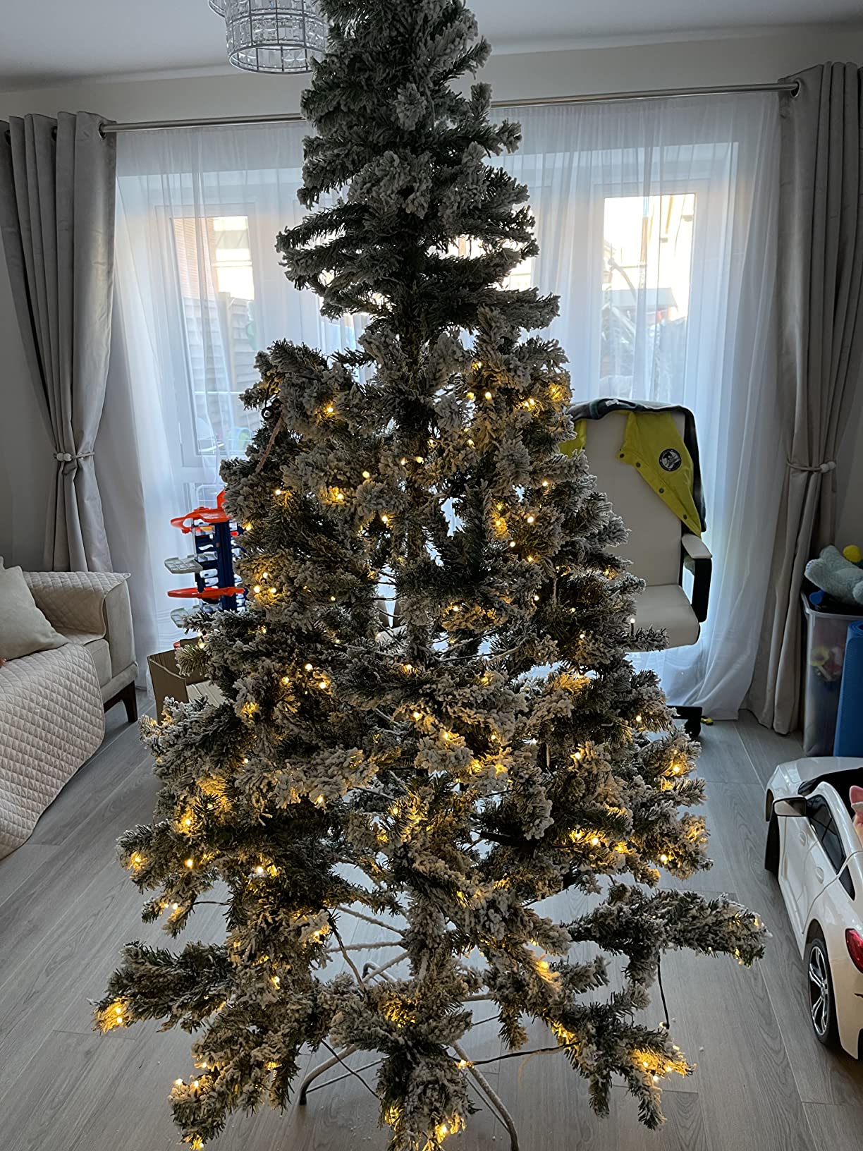 6ft Pre-Lit Snow Flocked Christmas Tree, Premium Artificial Spruce ...