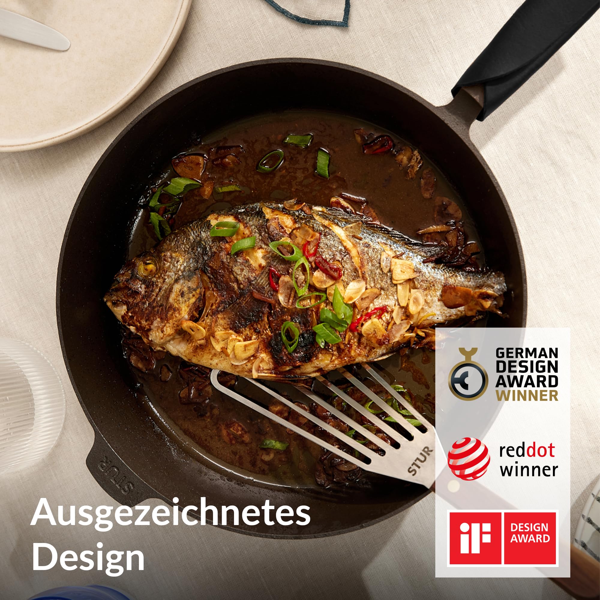 STUR - ORIGINAL Starter-Set Gusseisenpfanne Induktion 28 cm inkl. Echtleder Griffschutz & Pfannenwender - Cast Iron Pan geschliffen für alle Herdarten - Kratzfeste Pfanne Gusseisen & Zubehör