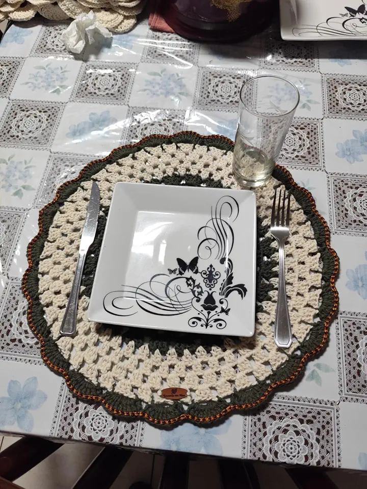 Artesanato Em Mãos Sousplat de Crochê Redondo, Barbante de Algodão Cru e Verde com Detalhe em Bordô, 42 cm de Diâmetro