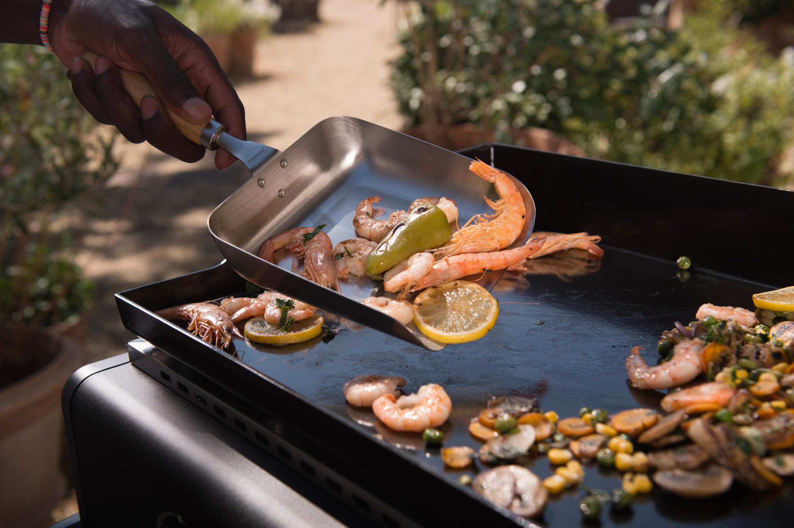 Campingaz Othello 2L Plancha Gas | Griglia da tavolo | Teppanyaki con piano cottura in acciaio smaltato | 2 bruciatori in acciaio con tecnologia BlueFlame per grigliate mediterranee, 6 KW