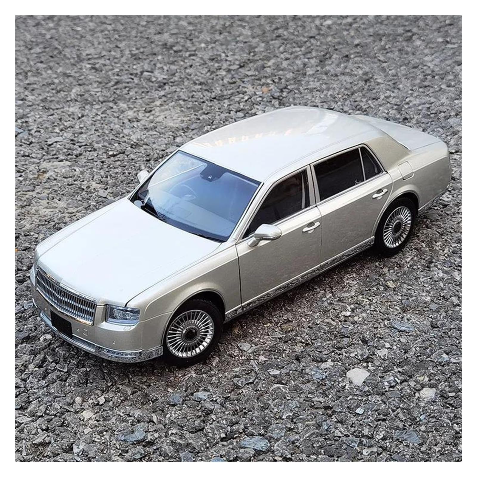 UIFCOG Die Cast Collectible Car Model 1:18 For TOYOTA For Century Alloy Diecasts Model Vehicles Ornaments