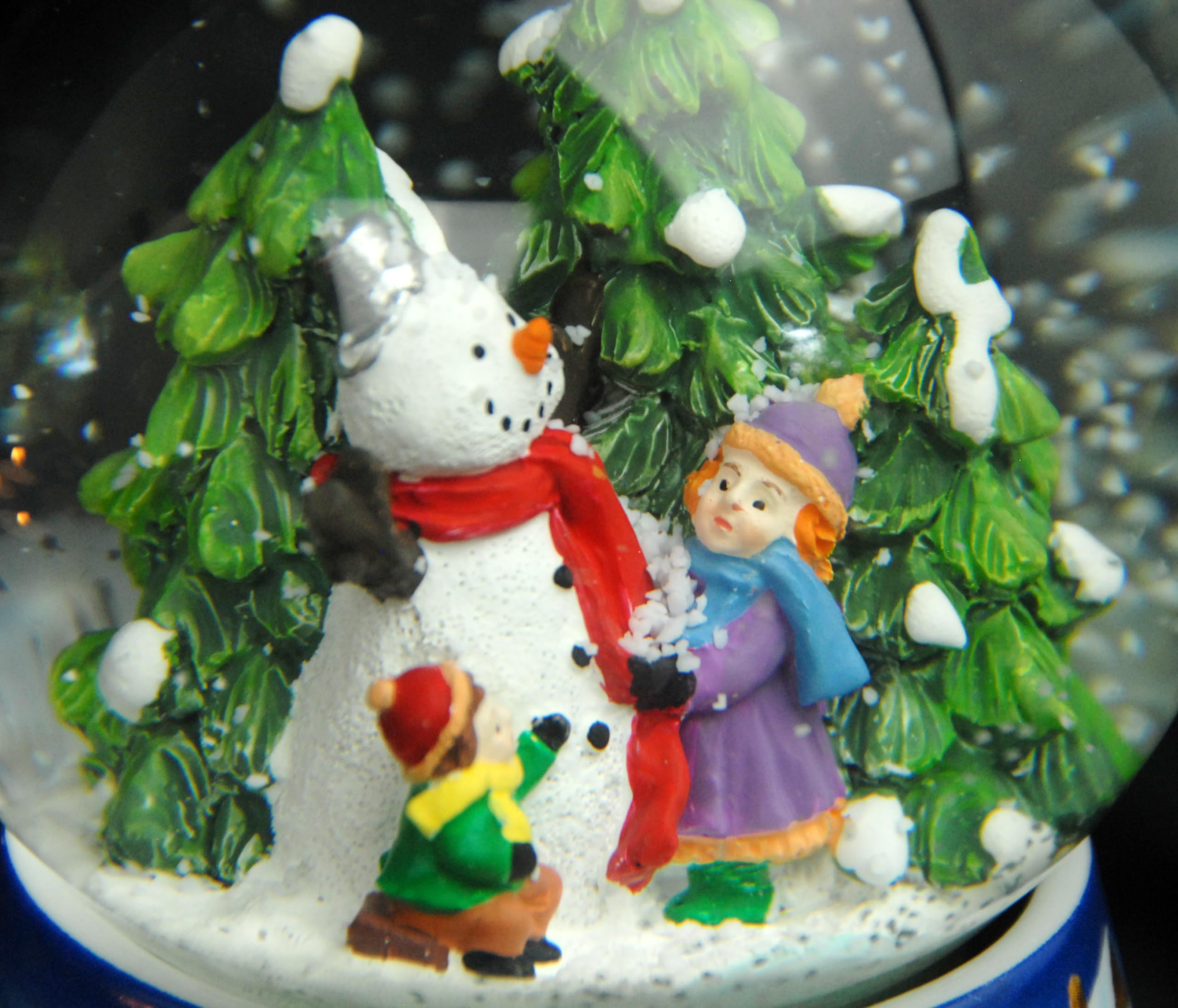 Schneekugel Weihnachten mit Musik | 2 Kinder Bauen Schneemann | Sockel nostalgische Schneelandschaft | H: 14cm B: 10 cm | Weihnachten Winter mit Spieluhr | 20154