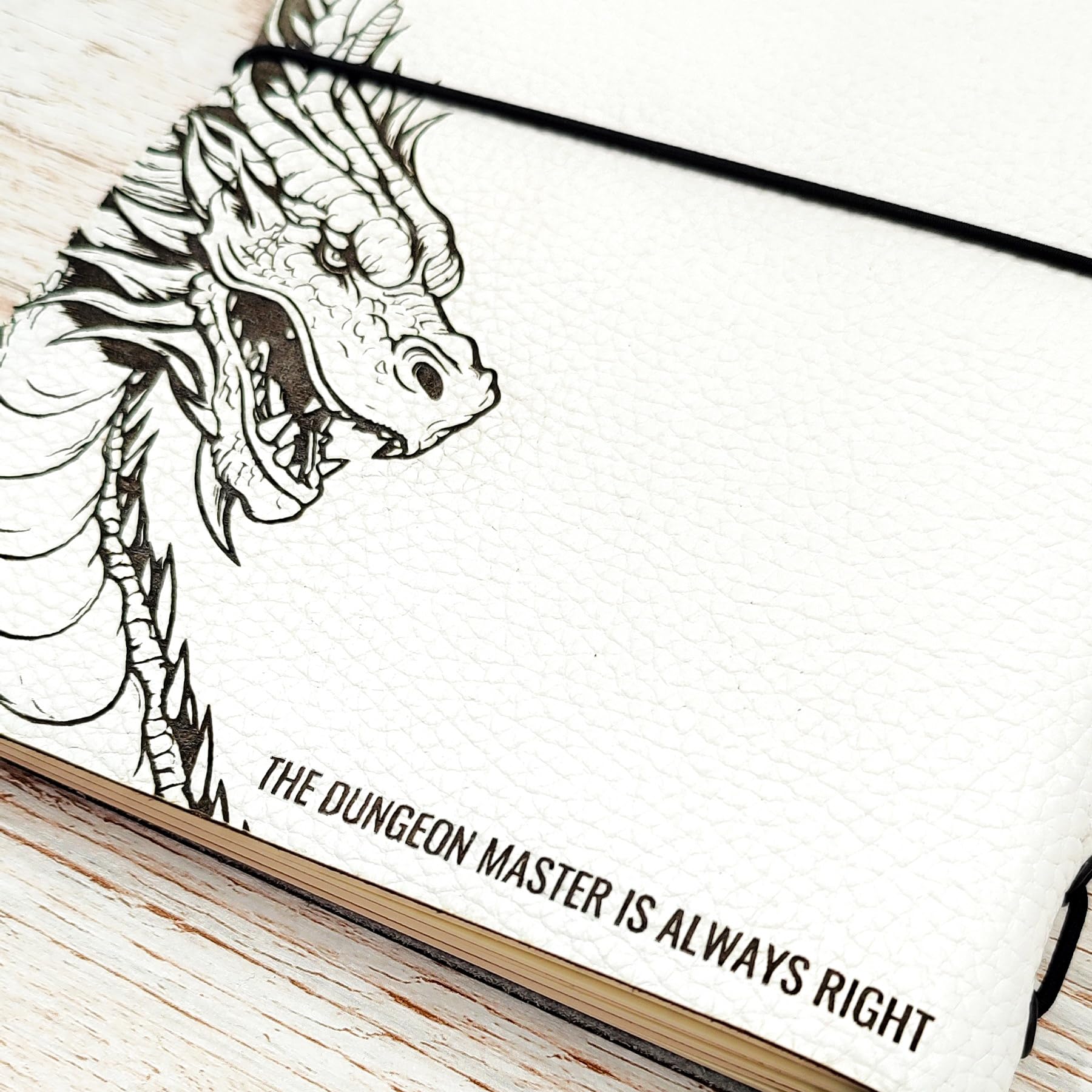 Taccuino del Dungeon Master “Two Dragons” in Vera Pelle | Ed. Limitata | Personalizzazile | Ricaricabile, A5, Stile Midori + Tappetino Dadi | Diario per Campagne D&D / GDR / RPG, Idea Regalo per DM