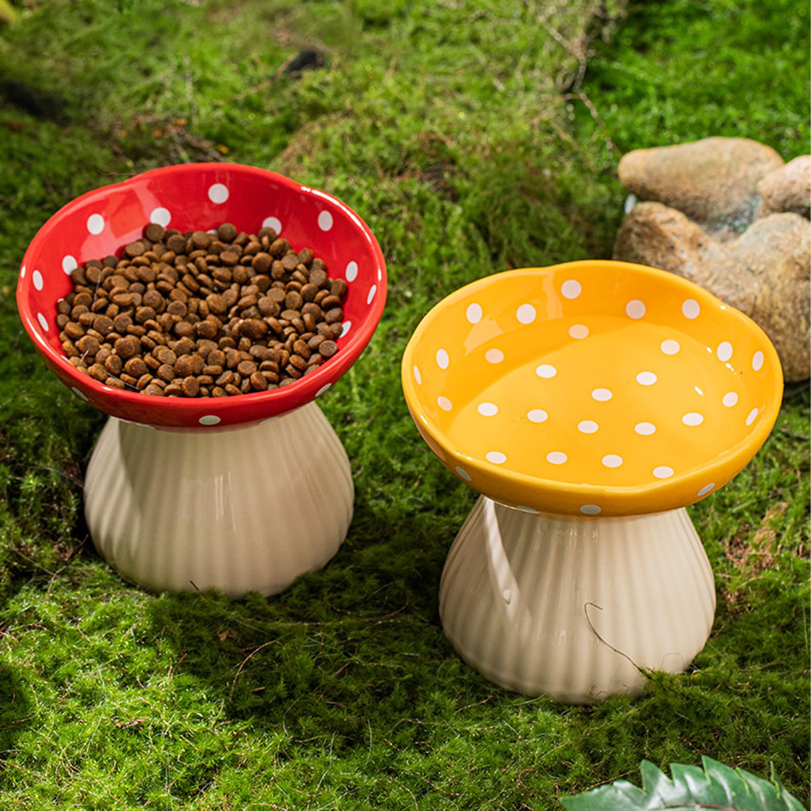 Liemuao 2 Pièces Gamelle Chat Surélevée, 300ml Gamelle Céramique en Forme de Champignons, Inclinable à 15° Bol pour Chat Anti-Vomissements Bol pour Animaux de Compagnie (Jaune+Rouge)