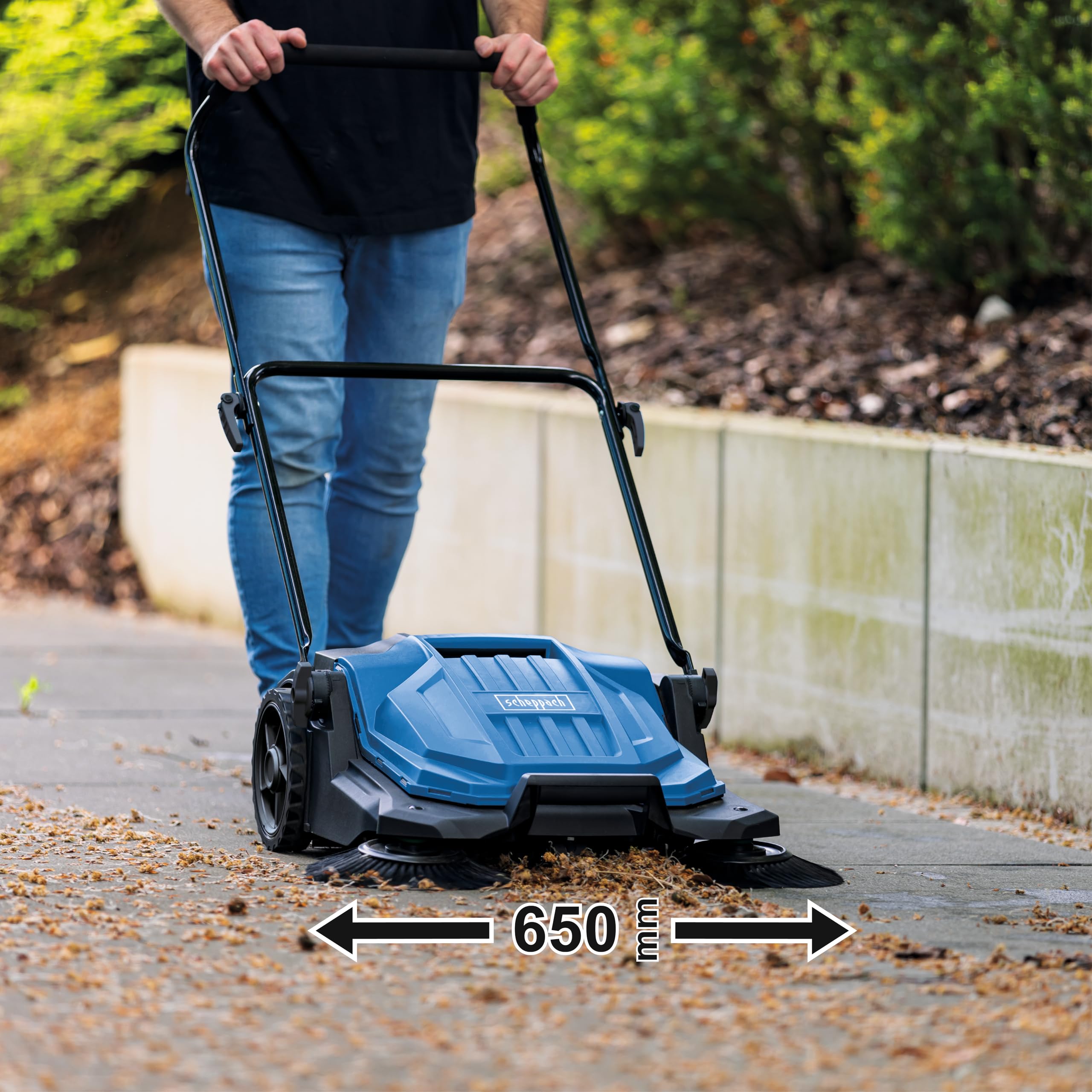 Scheppach Balayeuse manuelle S800 – Largeur de balayage 650 mm – Cuve 20 L | Système de balayage à 3 brosses | Capacité de balayage 2600 m² | Entraînement manuel