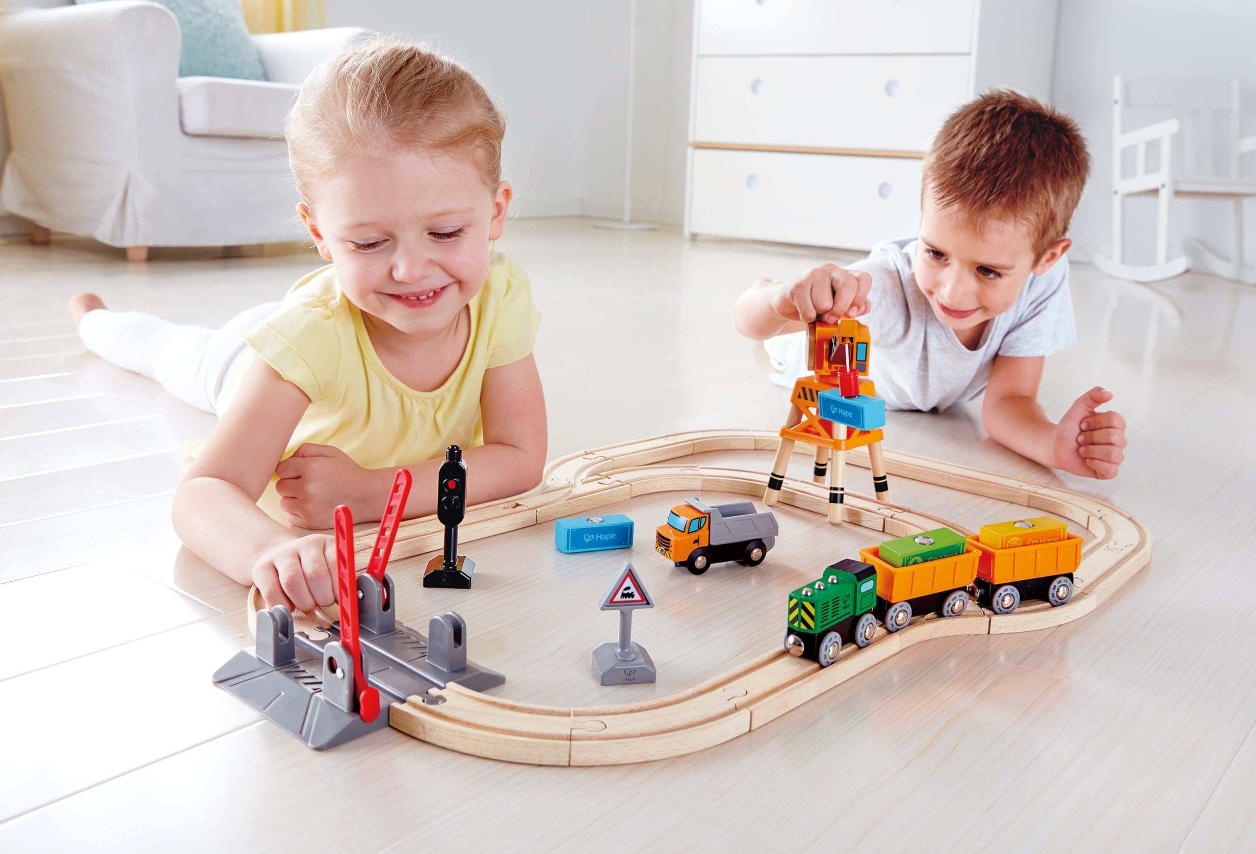 Hape Eisenbahnwelt Bahnübergang & Kran-Set, ab3 Jahren