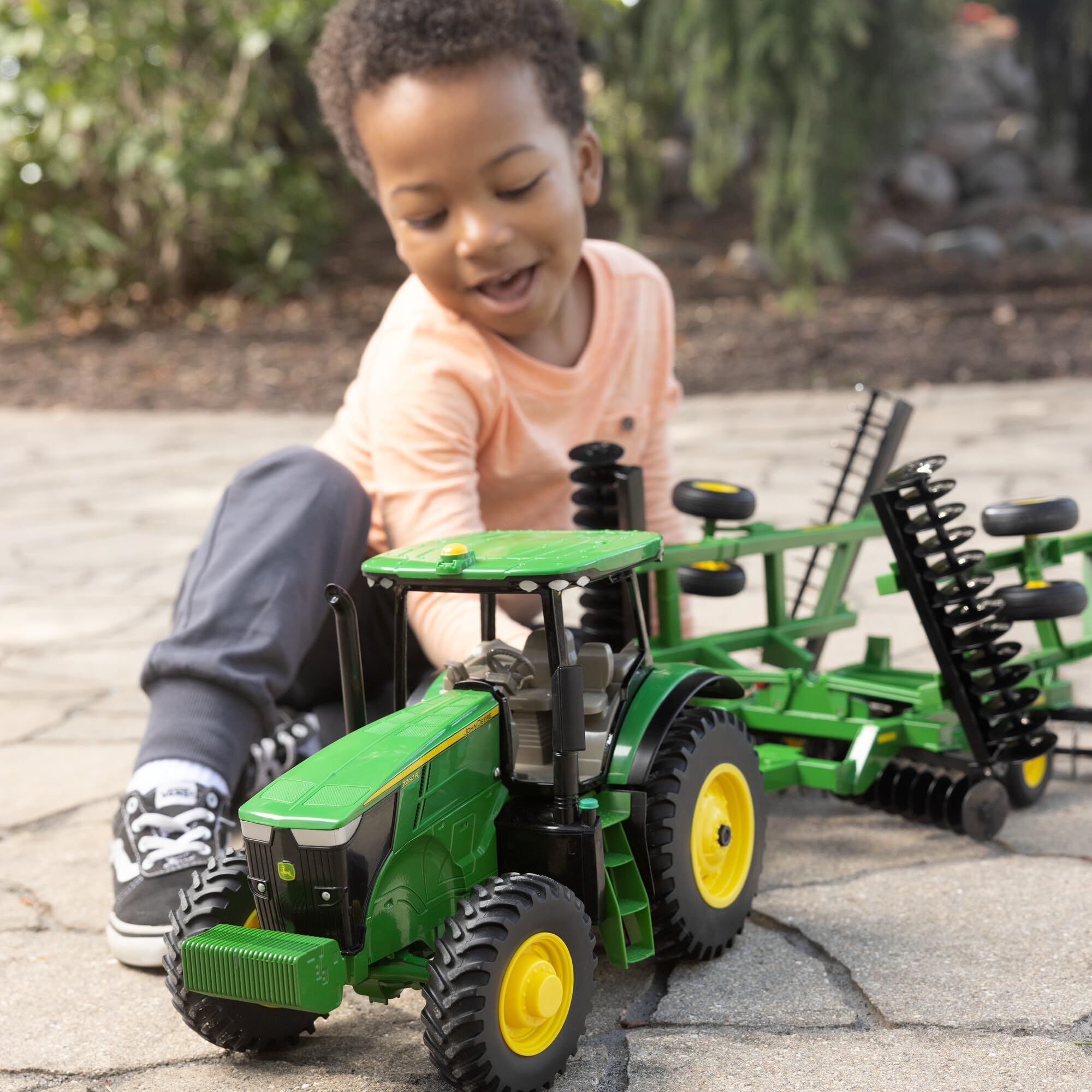 TOMY John Deere LP87295 7260R Traktor, Maßstab 1:16, Druckgusskörper, lenkbare Vorderachse & Hinterradkupplung