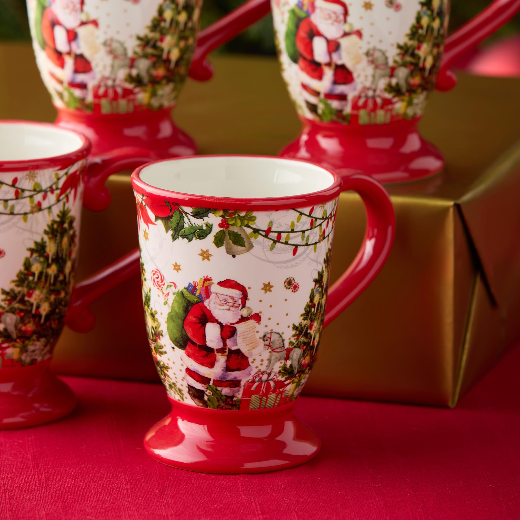 Lot de 4 tasses de livraison du Père Noël — Quatre tasses de 532 ml richement illustrées dans le style livre d'histoires de Noël de la collection, parfaites pour chaque gorgée chaude de la saison.