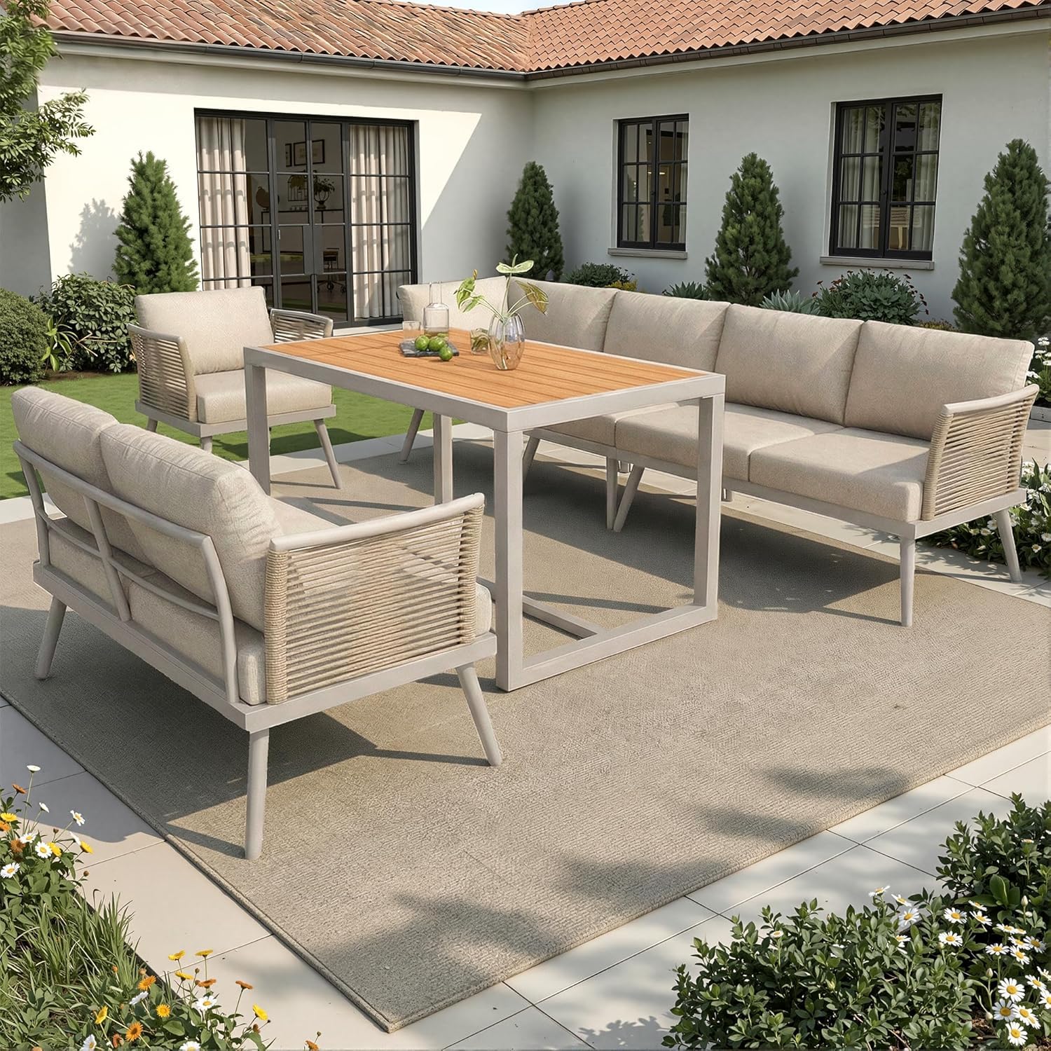 Ensemble Salon de Jardin Modulable 7 Places en Forme de L, Canapé d'Angle avec Accoudoirs Tressés et Structure Fer Antirouille, Table Basse en Bois Composite WPC, Coussins Épais de 9 cm Inclus, Beige.