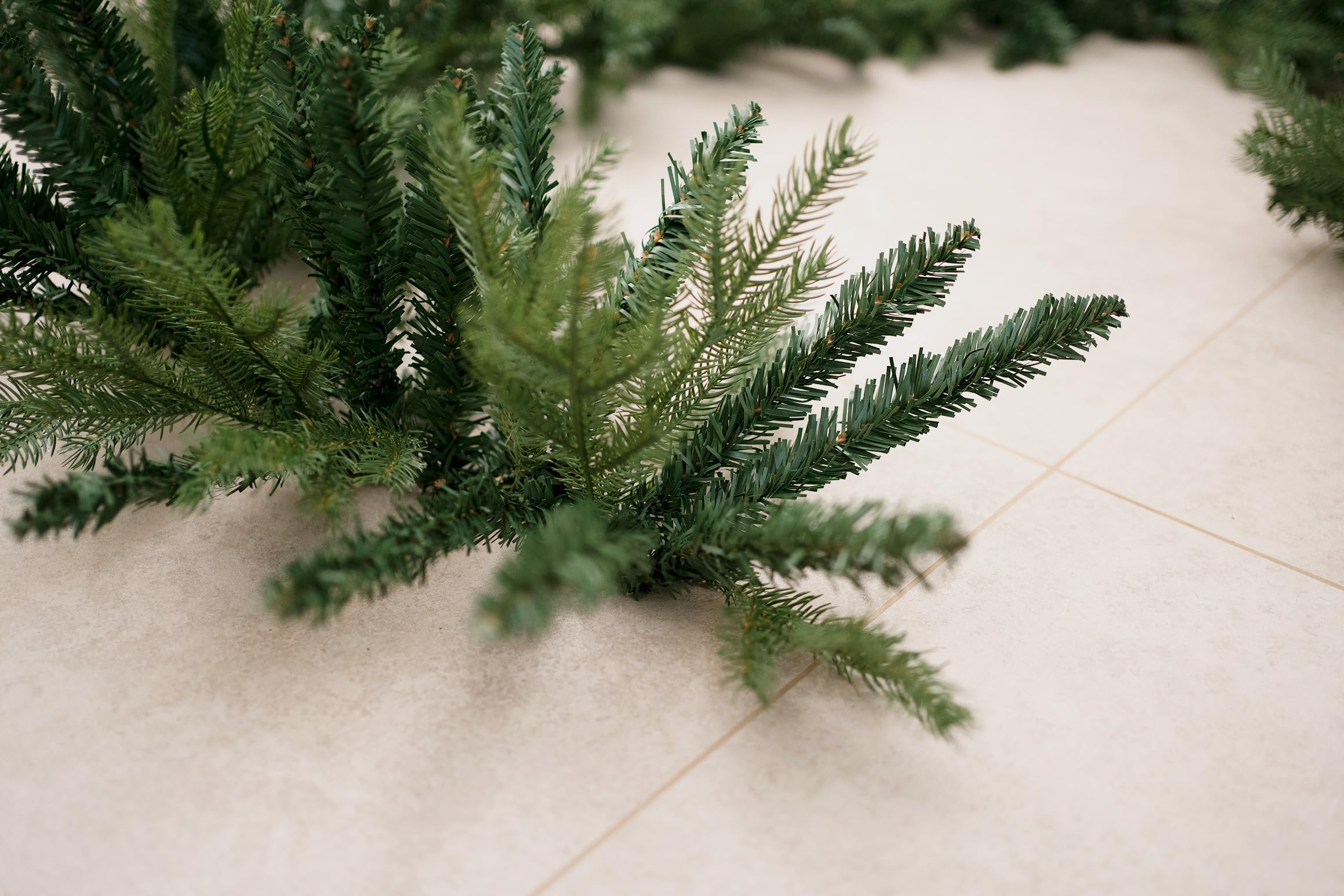 BOP Festone Natalizio Urano da 270 cm, in PVC e PE Real Touch, Molto Folto e Realistico | Boa Natalizio Verde, Decorazione di Natale per Porta, Scala, Camino, Tavolo, Base per Ghirlanda