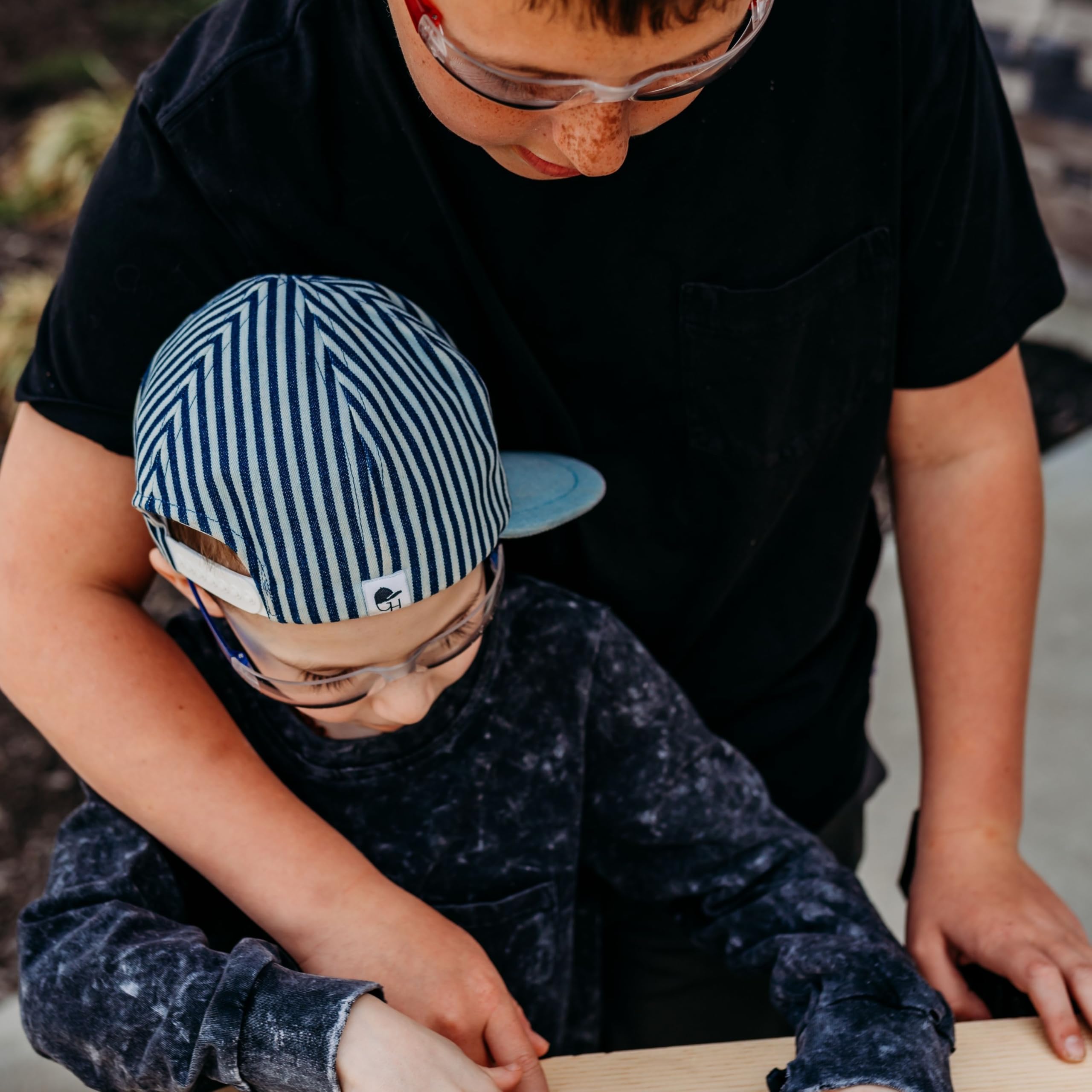 Handy Famm Occhiali di sicurezza blu per bambini, leggeri, resistenti ai graffi, per bambini, a scuola, STEM, giochi all'aperto, laboratori e laboratori di chimica, occhiali resistenti