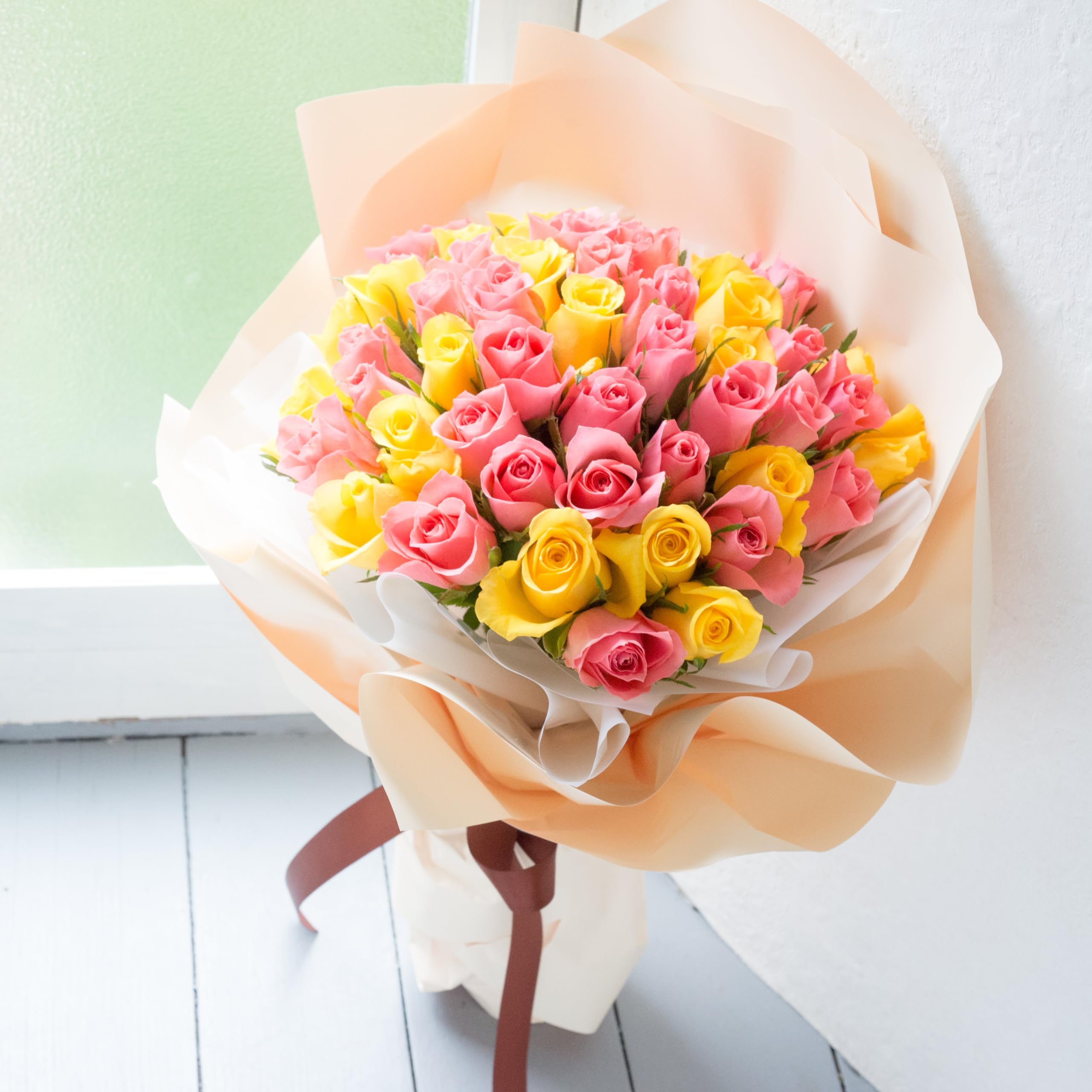 ニュアンスカラーのバラの花束　ブーケ　宅配便配送　生花 Amazon｜フラワーキッチン バラ50本の花束ブーケ (ピンク＆イエロー