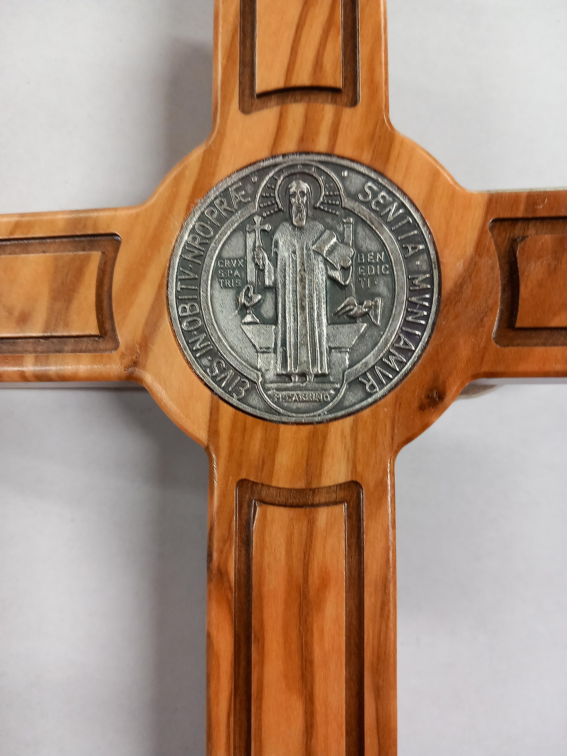 ArteSacraCaravaggio Crocifisso da appoggio di San Benedetto da Norcia cm 31 x 15 in legno di ulivo nazionale produzione artigianale italiana