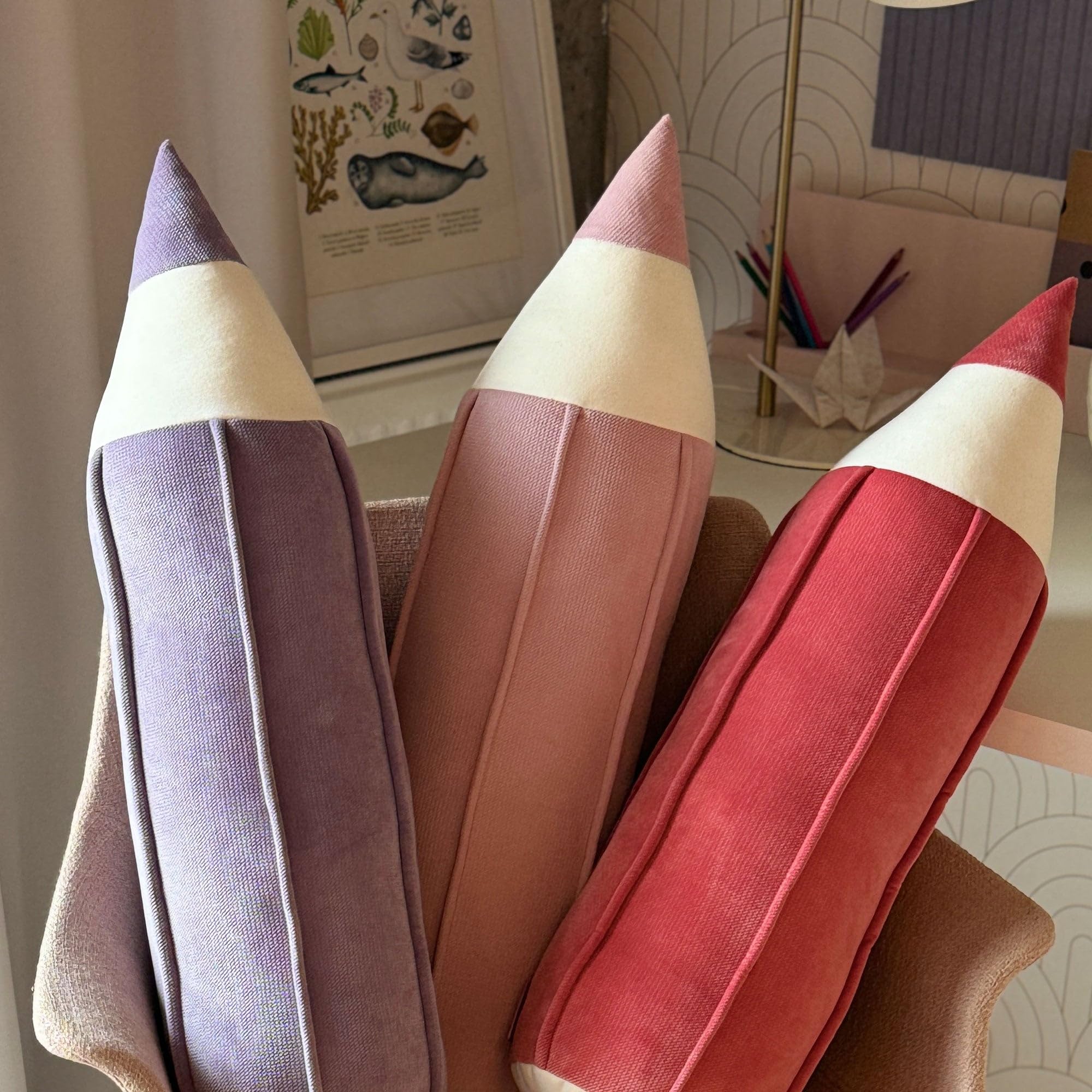 Moi Mili Dekokissen Buntstiftform Großes Kissen mit Füllung 65 x 18 cm für Jungen und Mädchen Bunststift-Kissen für Sofa Bett Kopfkissen