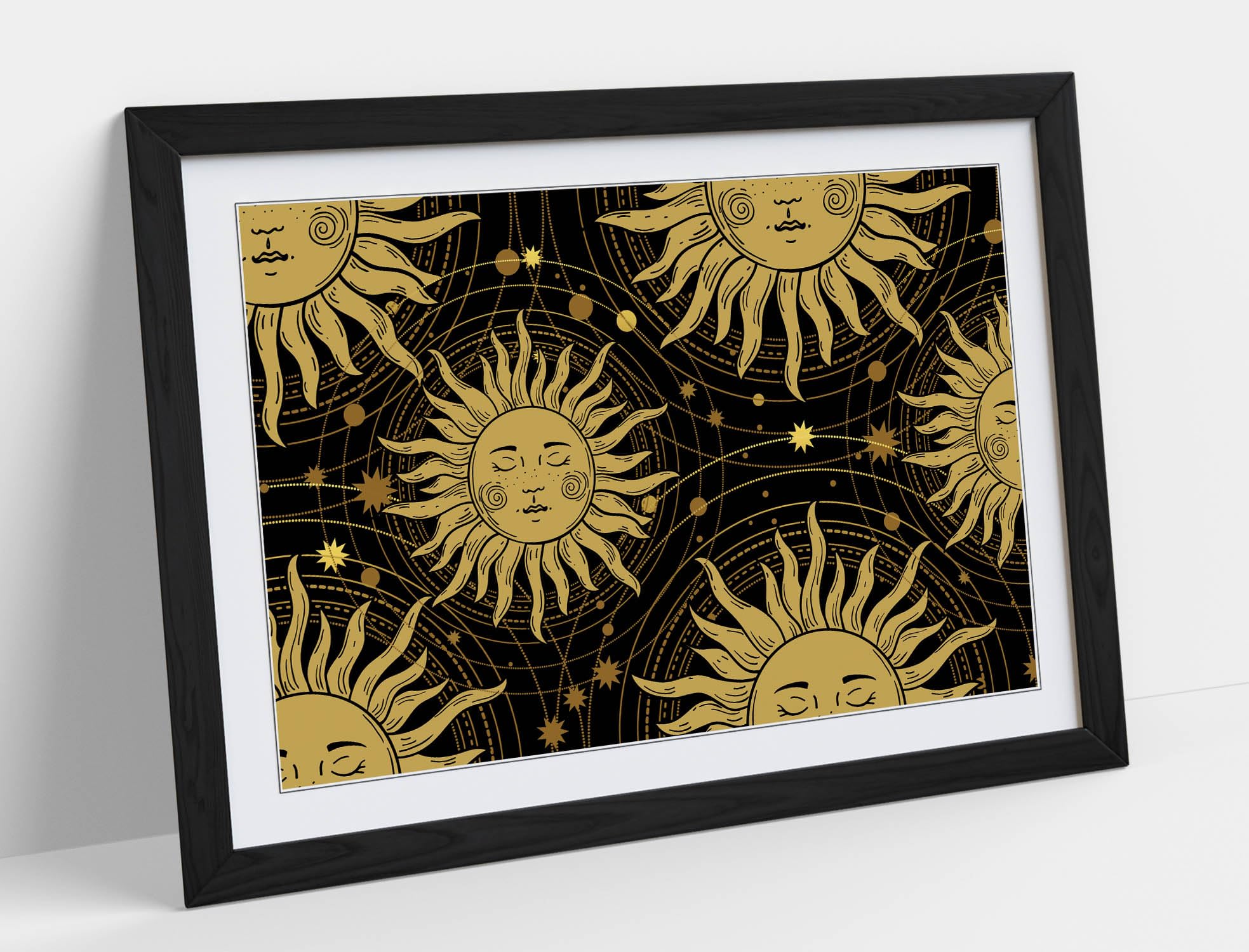Impression murale Mystique Golden Sun Faces grand format A1 avec cadre noir chic