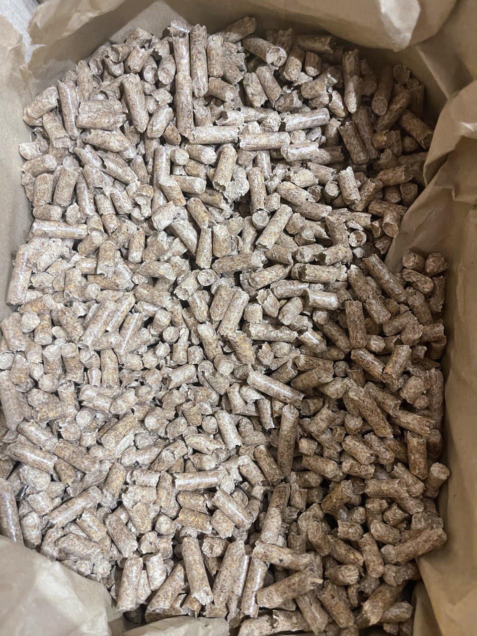 Pellet di Legno Classe A1, 15 kg, 6mm, Potere Calorifico Alto, Minimo Residuo di Cenere