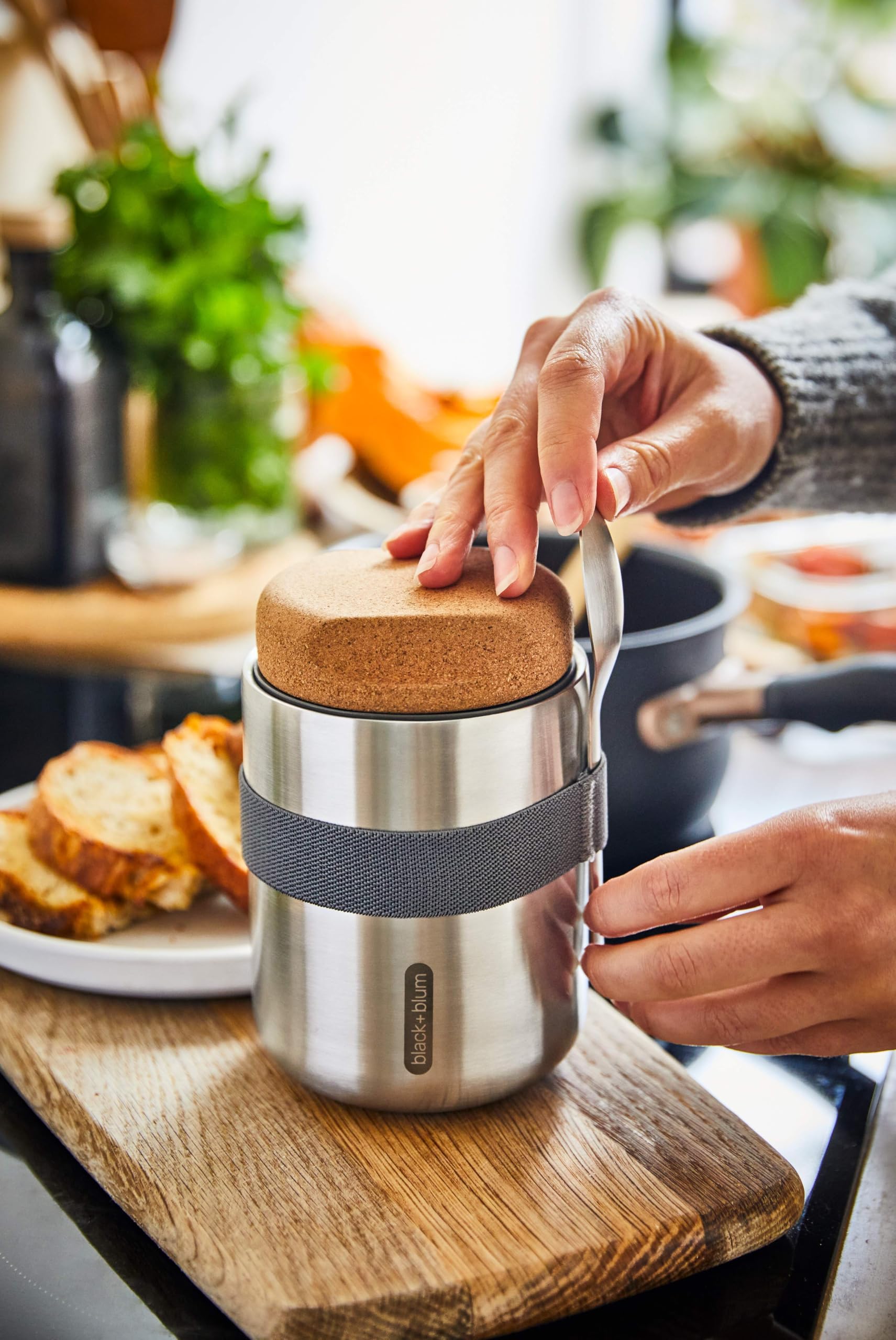 BLACK + BLUM Edelstahl Thermo Topf 550ml | Thermobehälter für Essen | 6h warm & 8h kalt | Auslaufsicher | BPA frei | Naturkork zur optimalen Isolierung | Warmhaltebehälter Essen mit Löffel