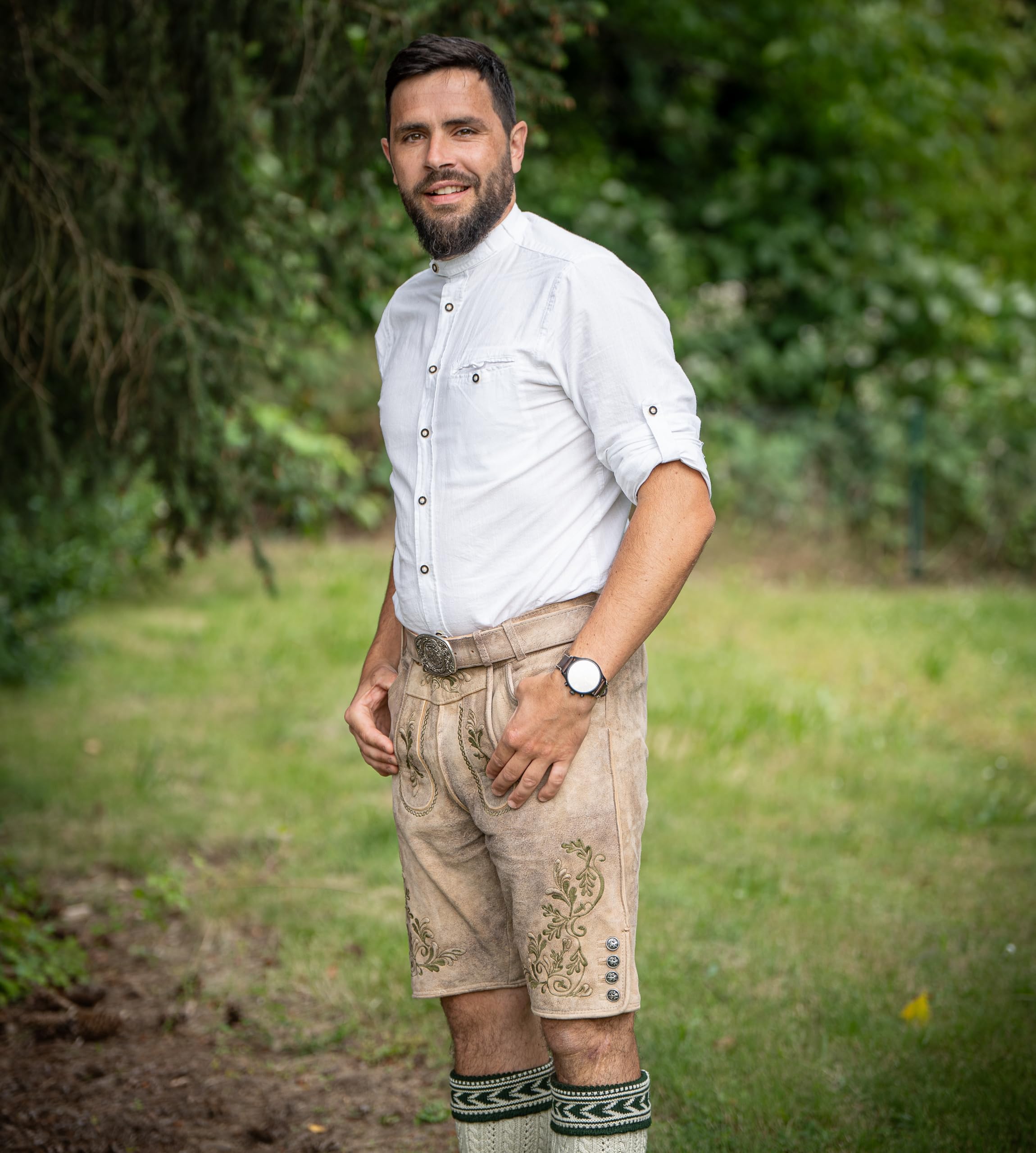 Schöneberger Trachten Couture Herren Lederhose kurz, Original Antik Wildbock Trachtenhose für Oktoberfest, grüne Stickereien, Franz