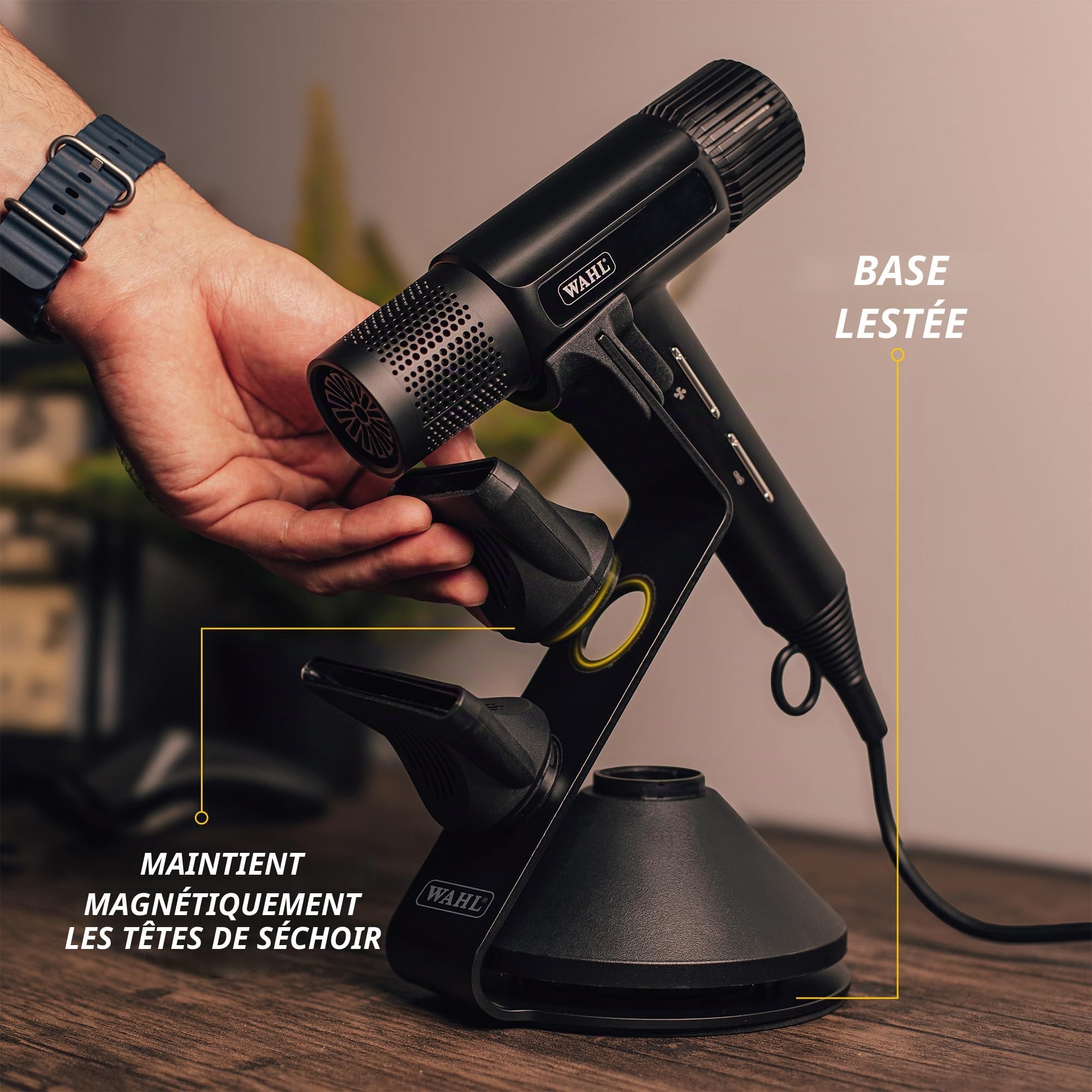 WAHL Vanquish Hair Dryer Stand, structure métallique haut de gamme, rangement pour sèche-cheveux, connecteurs magnétiques, base lestée pour plus de sécurité, structure antidérapante, noir